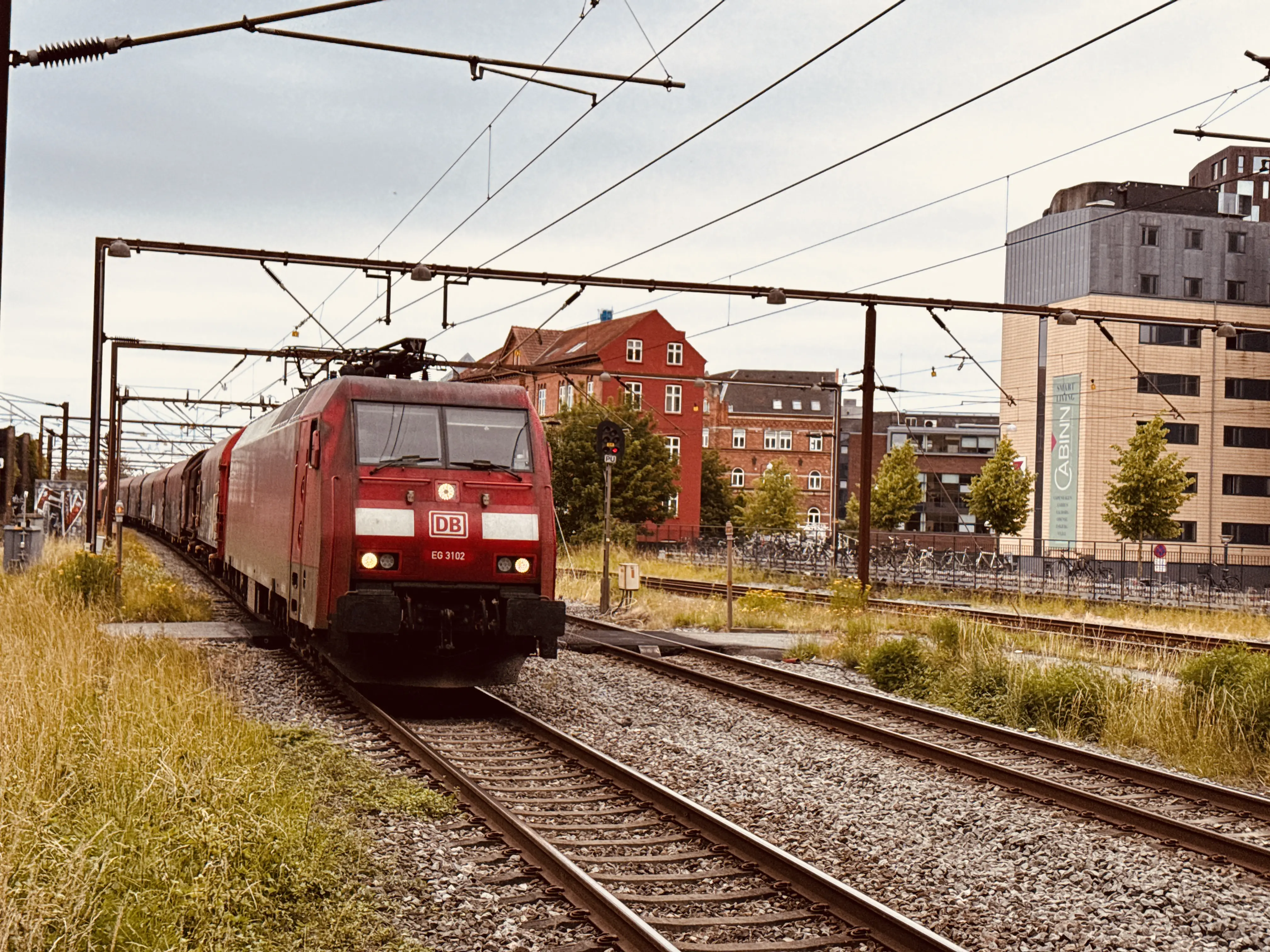 Billede af DBCSC EG 3102, tidligere DSB EG 3102 fotograferet ud for Odense Banegård Center.