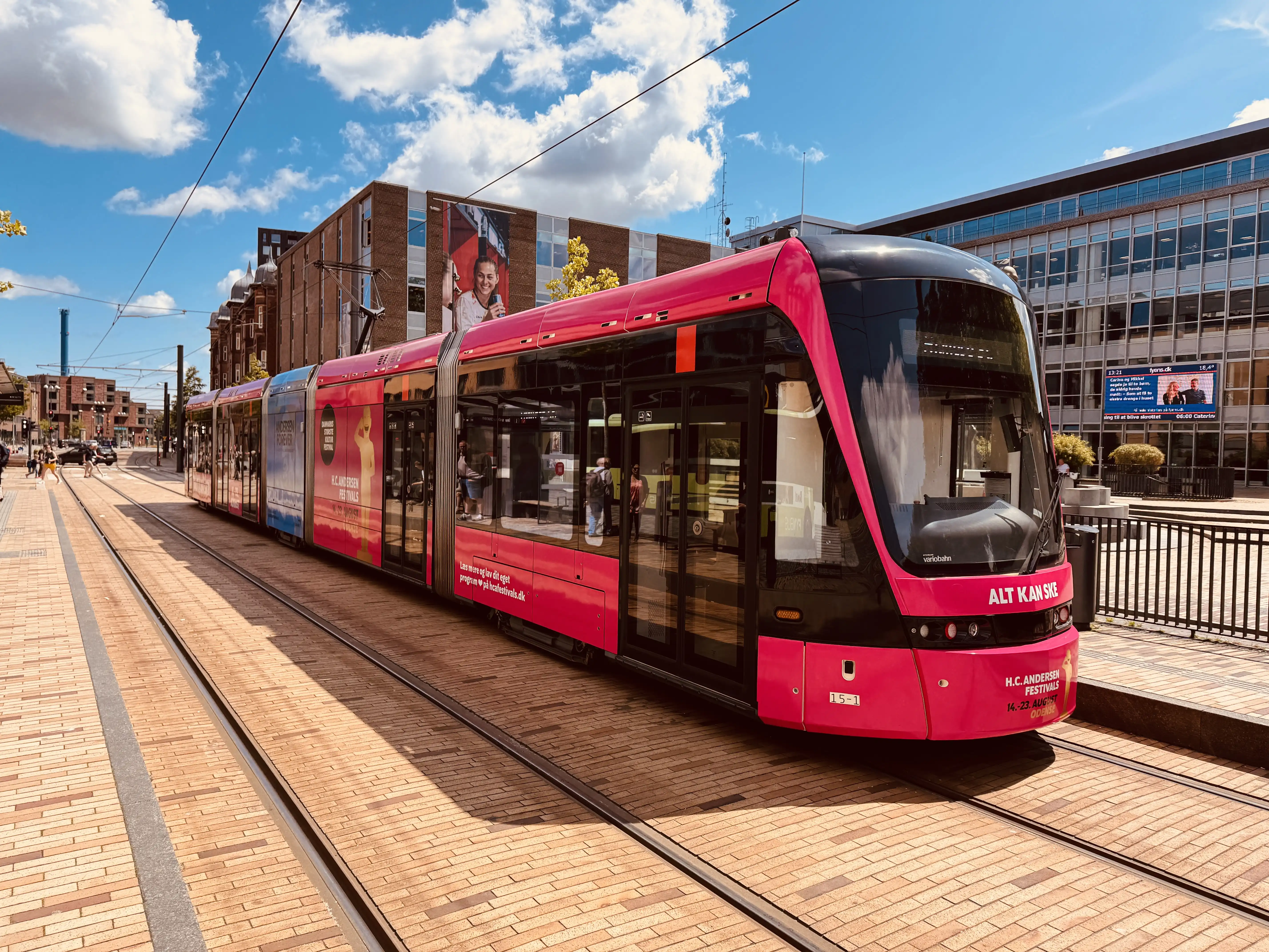 Billede af Odense Letbane togsæt 15 i HCA Festivalsforklædning fotograferet ud for Odense Banegård Letbanestation.