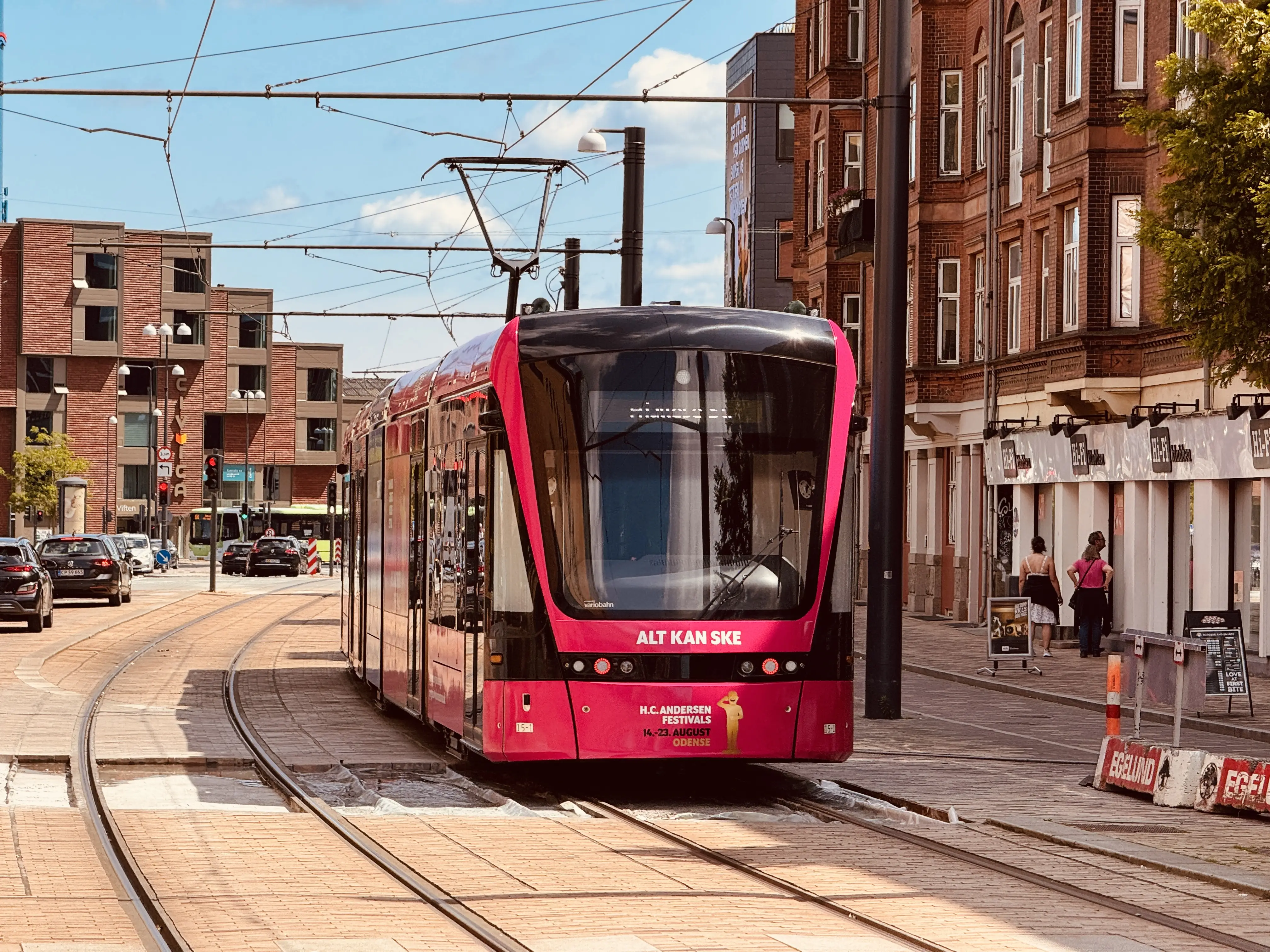 Billede af Odense Letbane togsæt 15 i HCA Festivalsforklædning fotograferet ud for Odense Banegård Letbanestation.