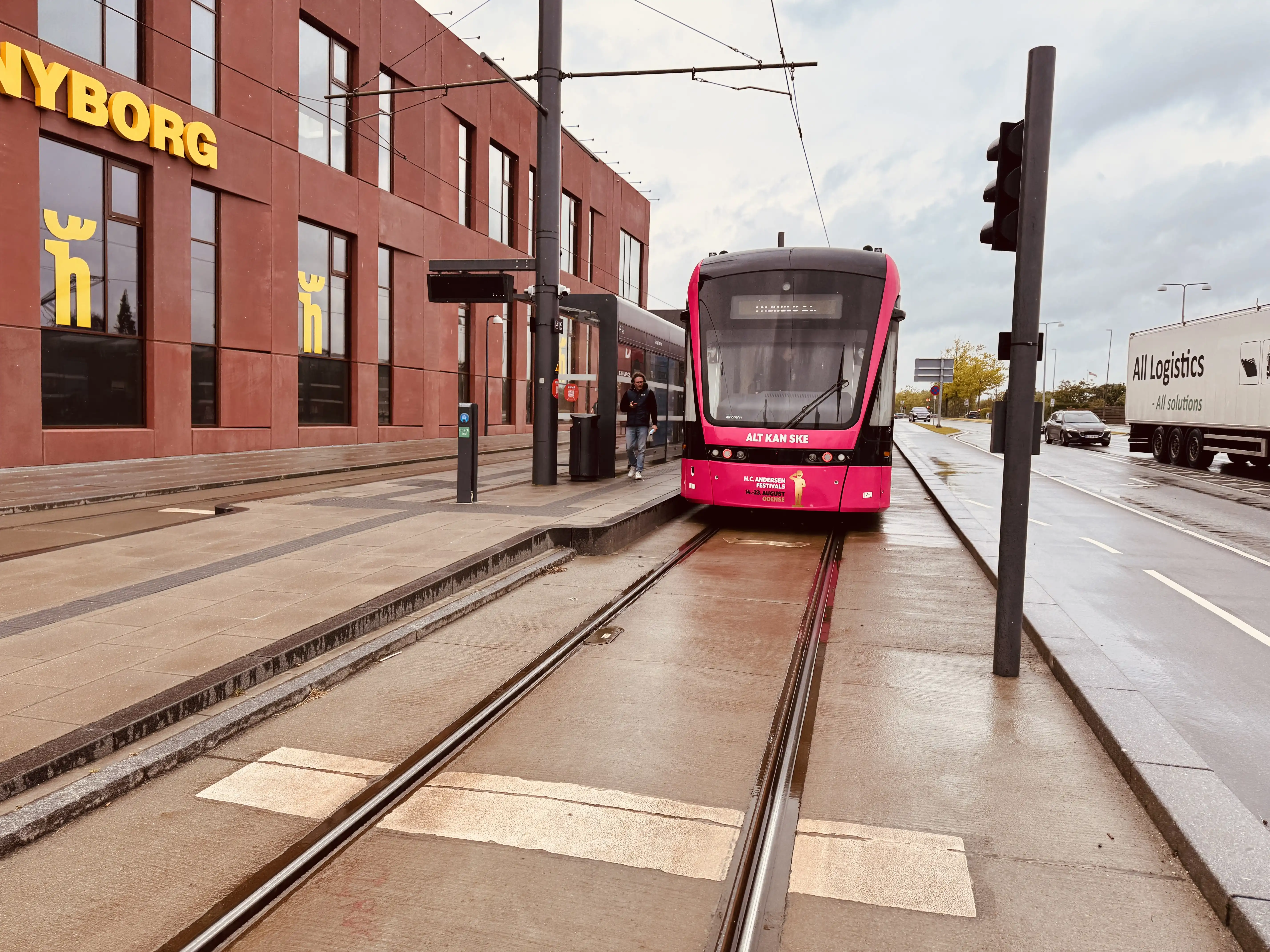 Billede af Odense Letbane togsæt 12 i HCA Festivalsforklædning fotograferet ud for Tarup Center Letbanestation.