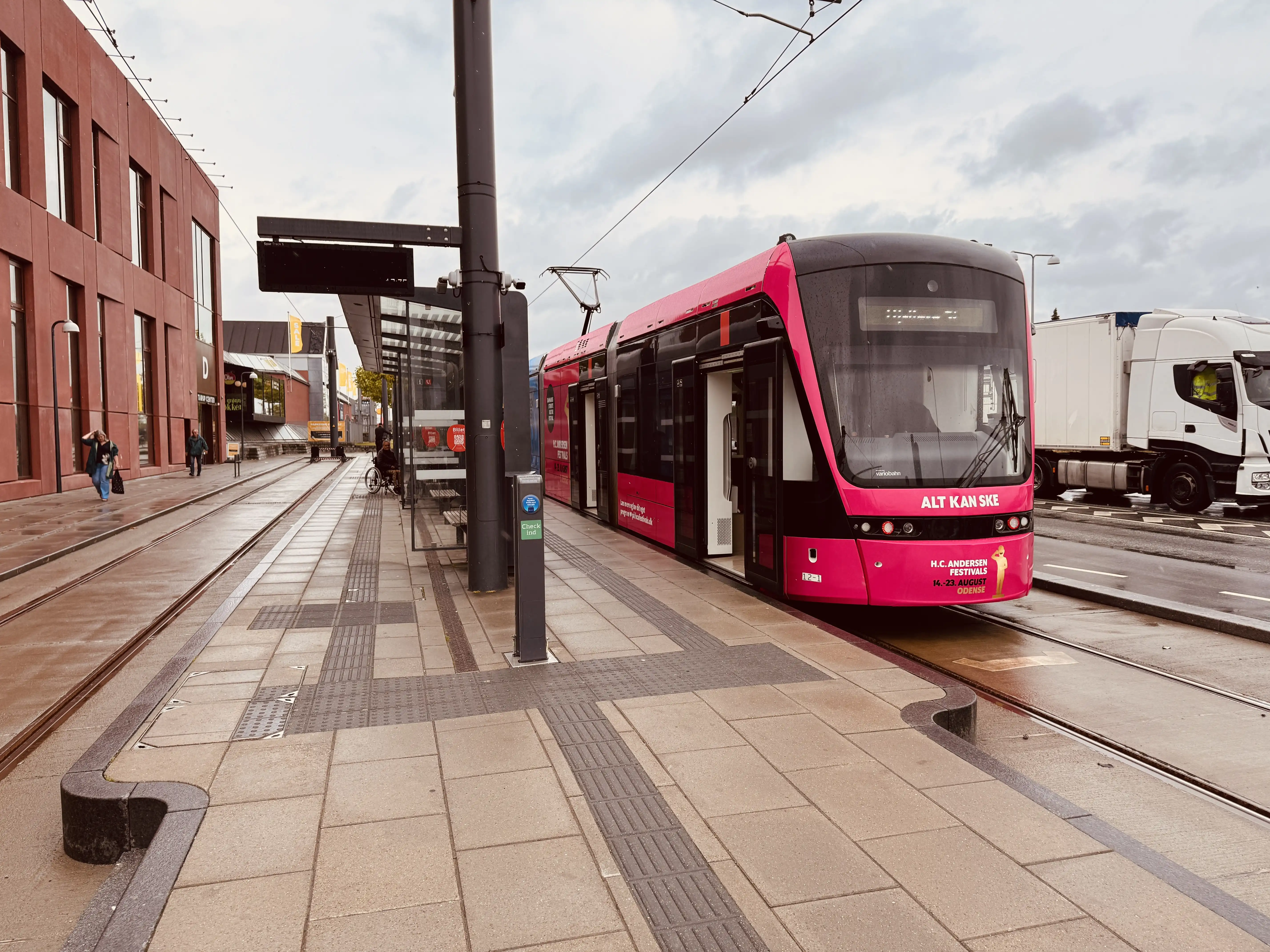 Billede af Odense Letbane togsæt 12 i HCA Festivalsforklædning fotograferet ud for Tarup Center Letbanestation.