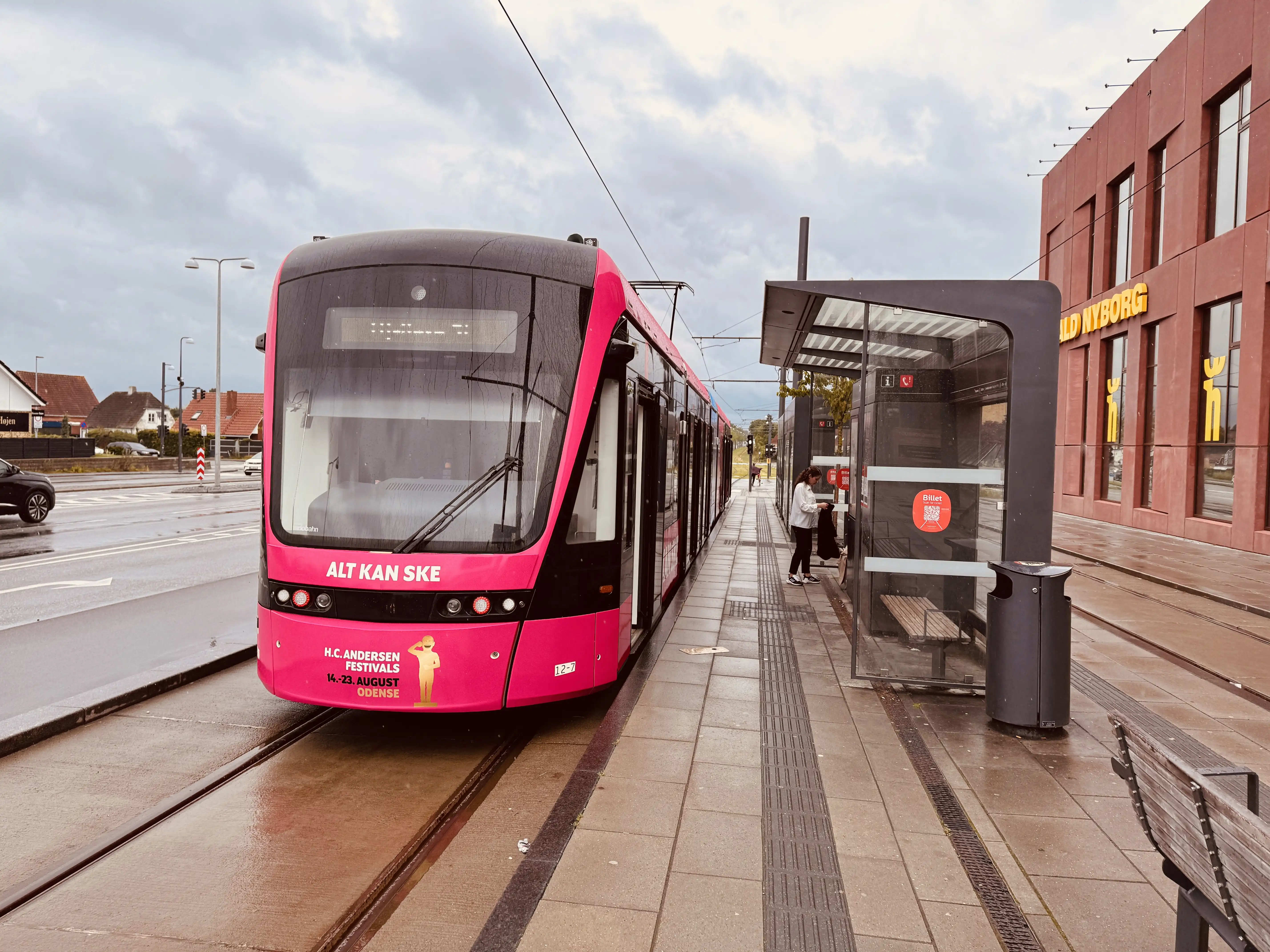 Billede af Odense Letbane togsæt 12 i HCA Festivalsforklædning fotograferet ud for Tarup Center Letbanestation.