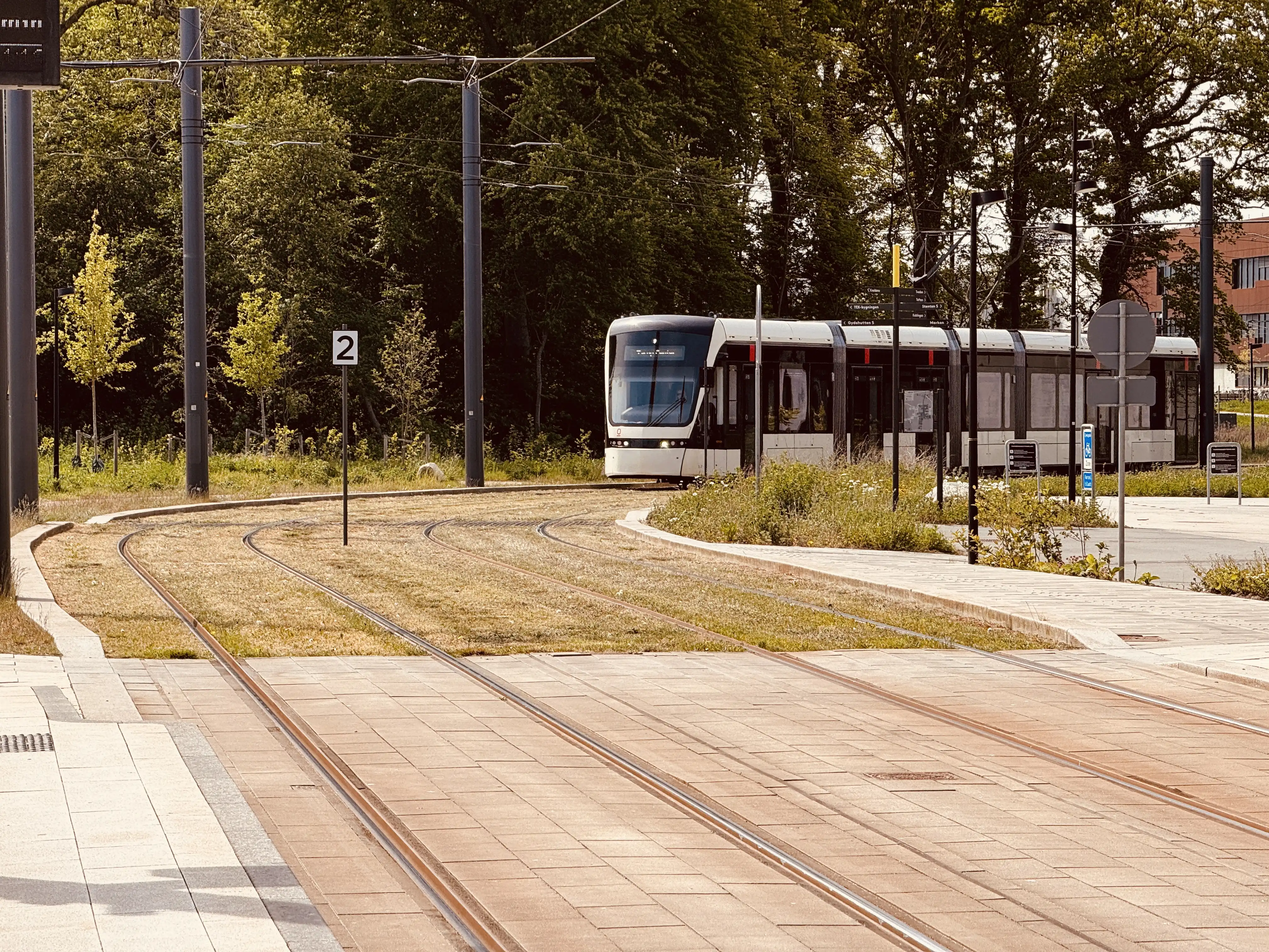 Billede af Odense Letbane togsæt 12 fotograferet ud for SDU Letbanestation. Billede af Odense Letbane togsæt 12 fotograferet ud for SDU Letbanestation.