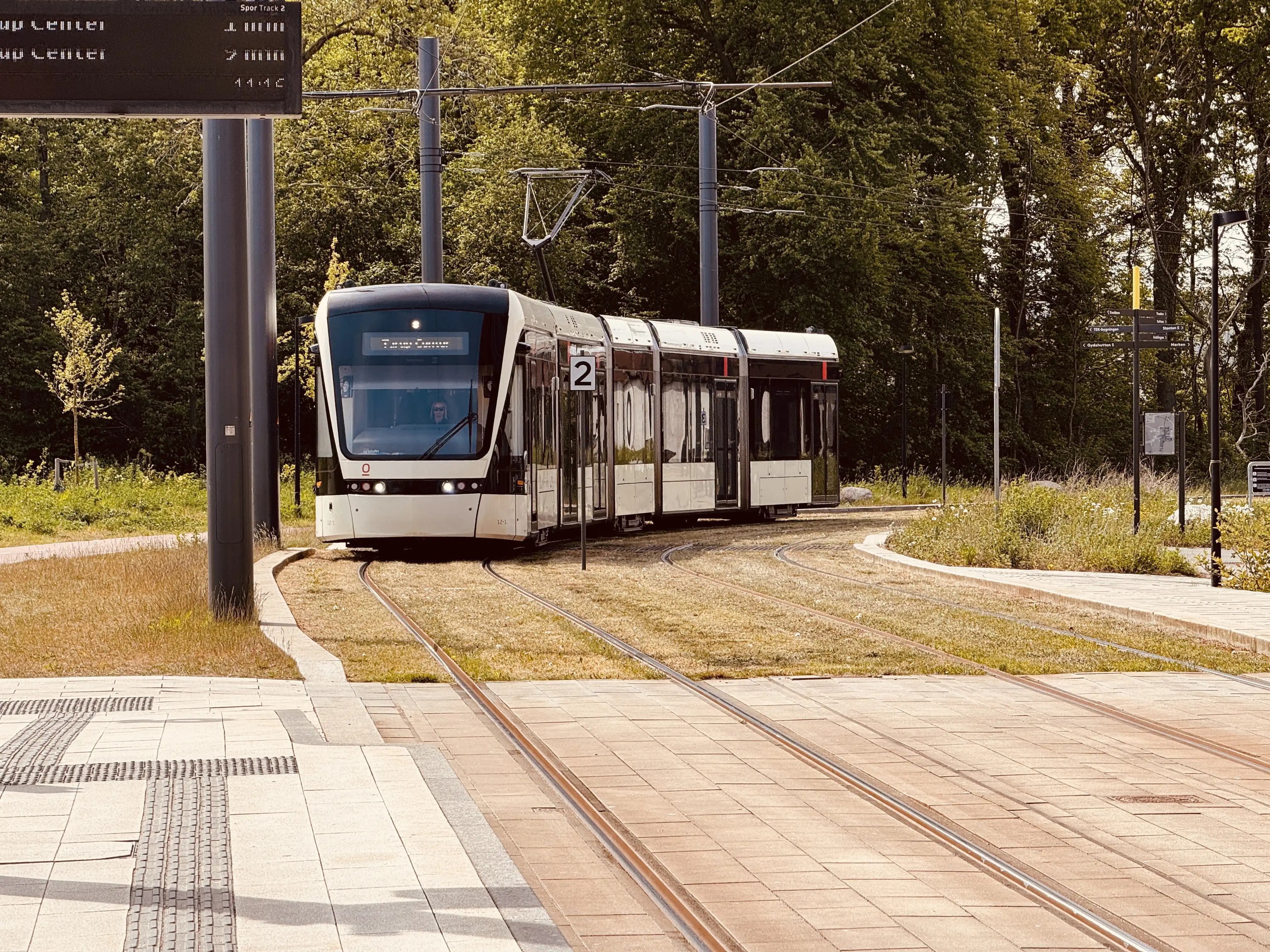 Billede af Odense Letbane togsæt 12 fotograferet ud for SDU Letbanestation. Billede af Odense Letbane togsæt 12 fotograferet ud for SDU Letbanestation.