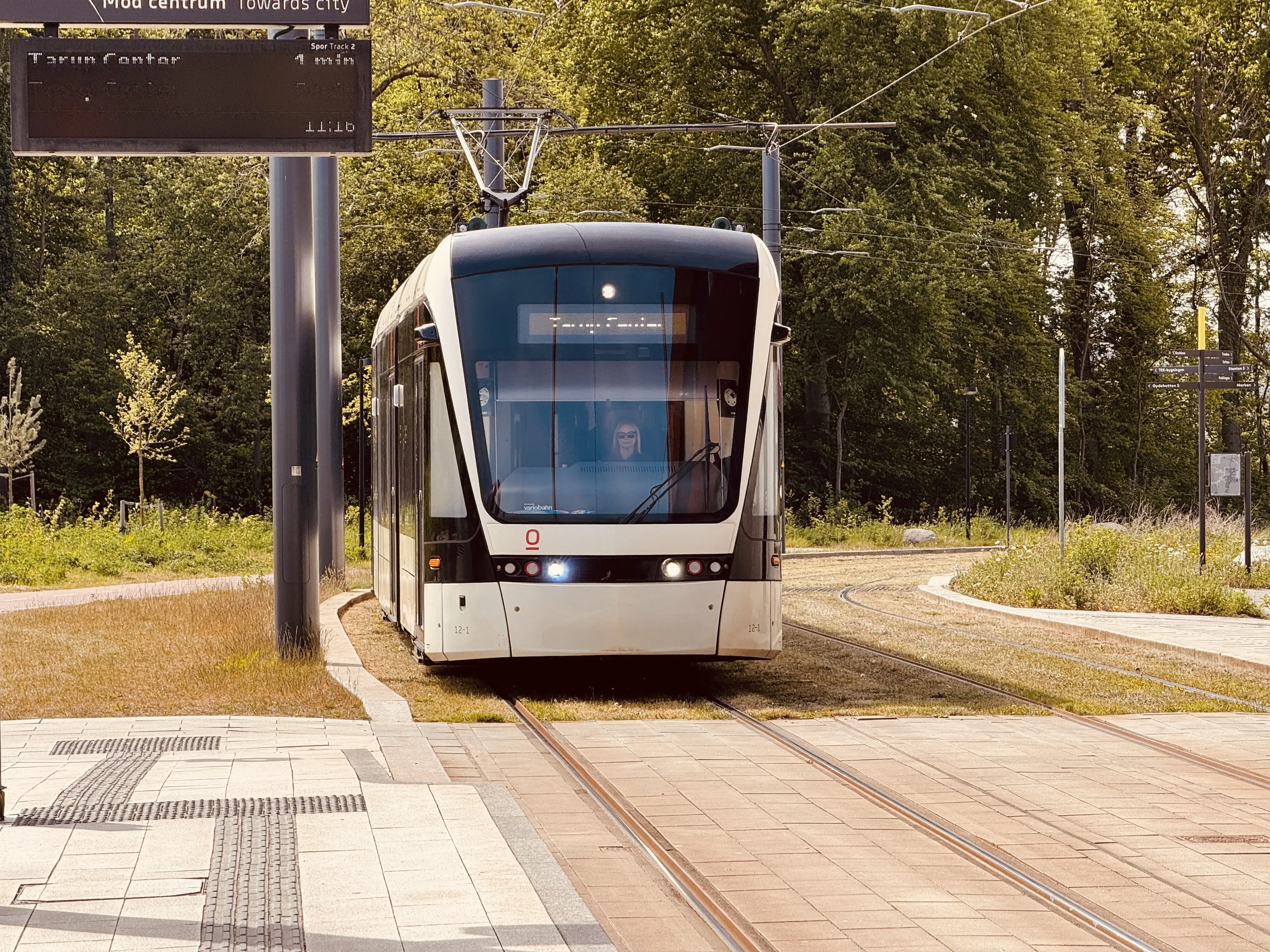 Billede af Odense Letbane togsæt 12 fotograferet ud for SDU Letbanestation. Billede af Odense Letbane togsæt 12 fotograferet ud for SDU Letbanestation.