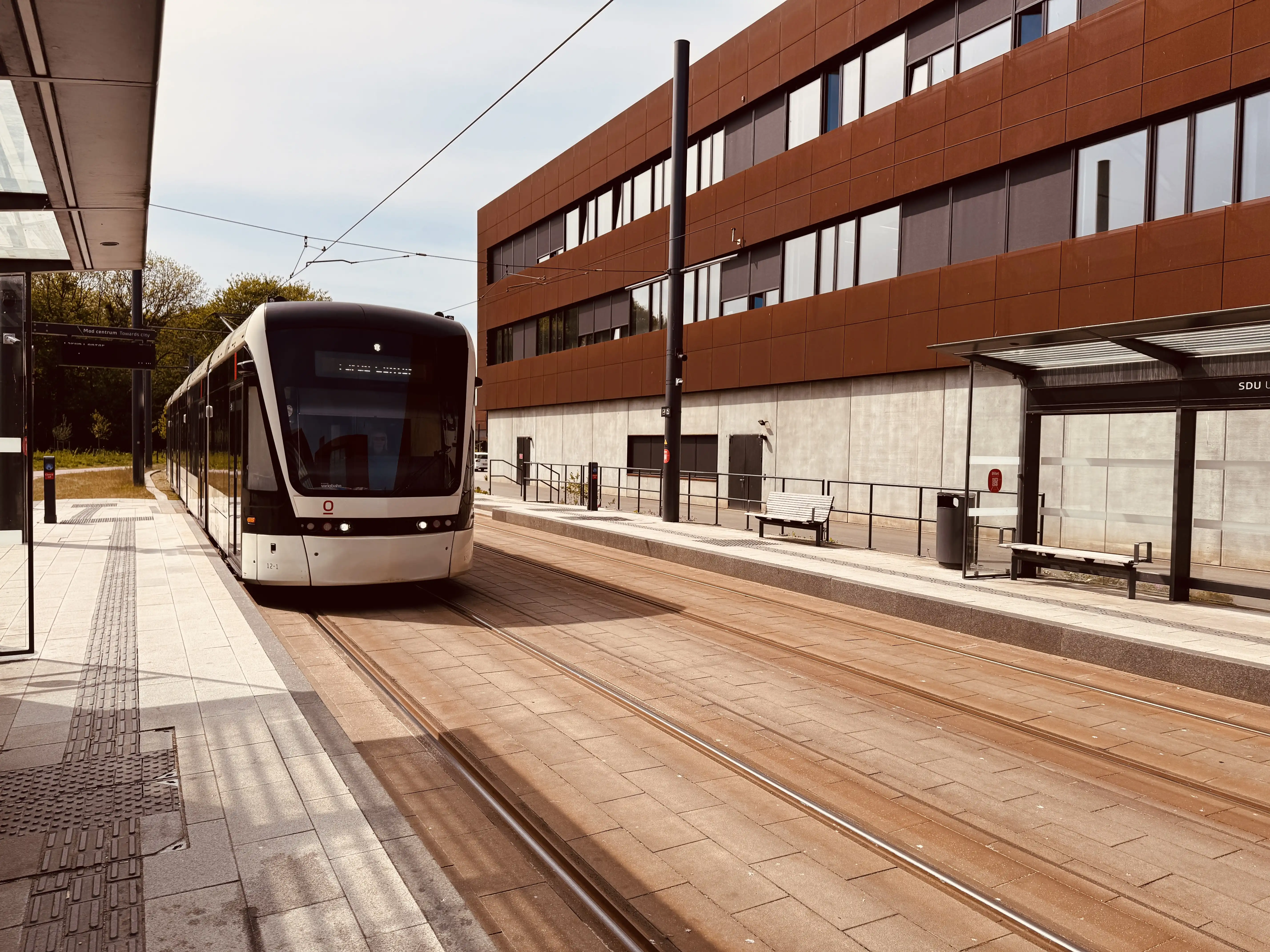 Billede af Odense Letbane togsæt 12 fotograferet ud for SDU Letbanestation. Billede af Odense Letbane togsæt 12 fotograferet ud for SDU Letbanestation.