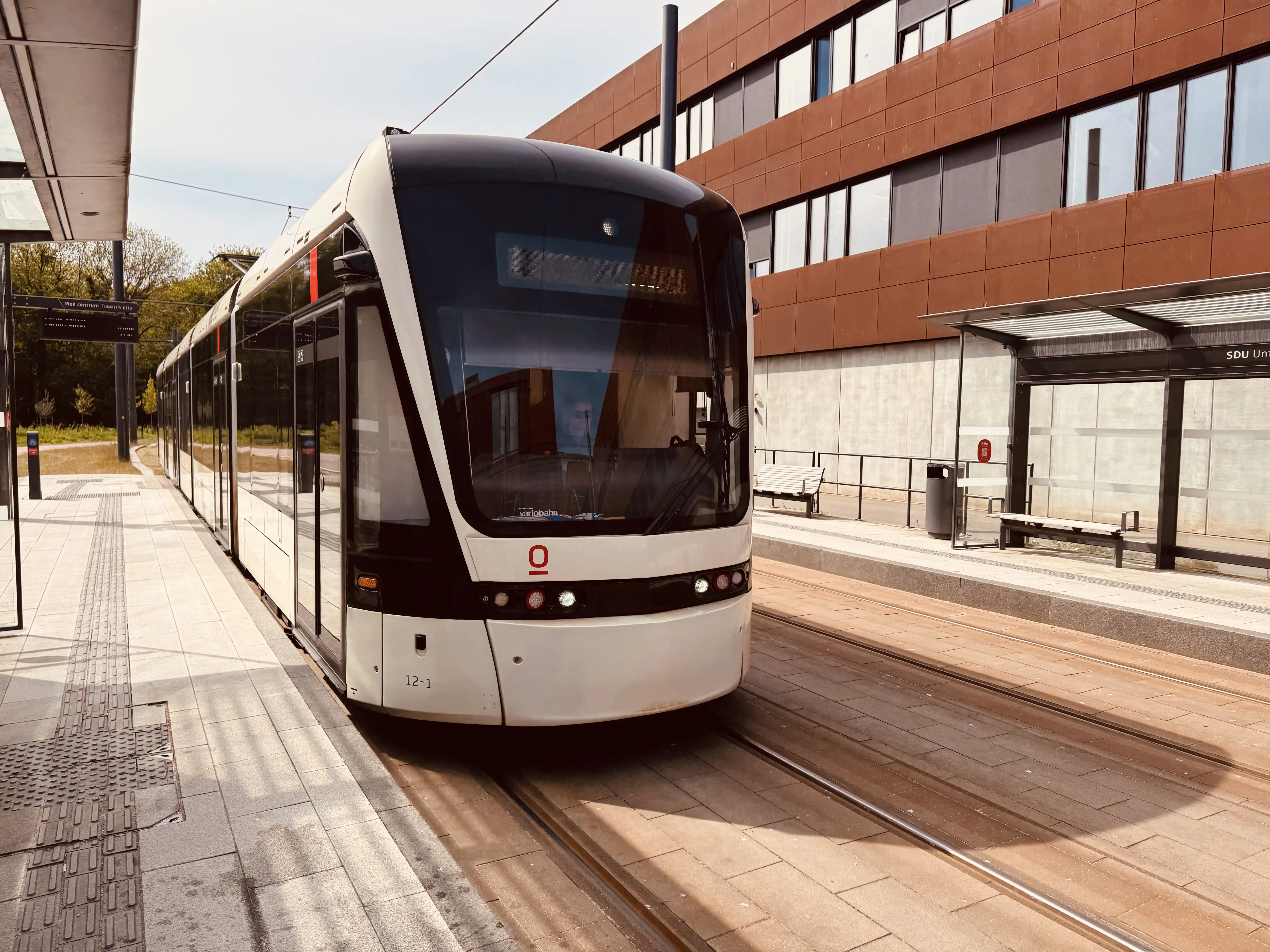 Billede af Odense Letbane togsæt 12 fotograferet ud for SDU Letbanestation. Billede af Odense Letbane togsæt 12 fotograferet ud for SDU Letbanestation.