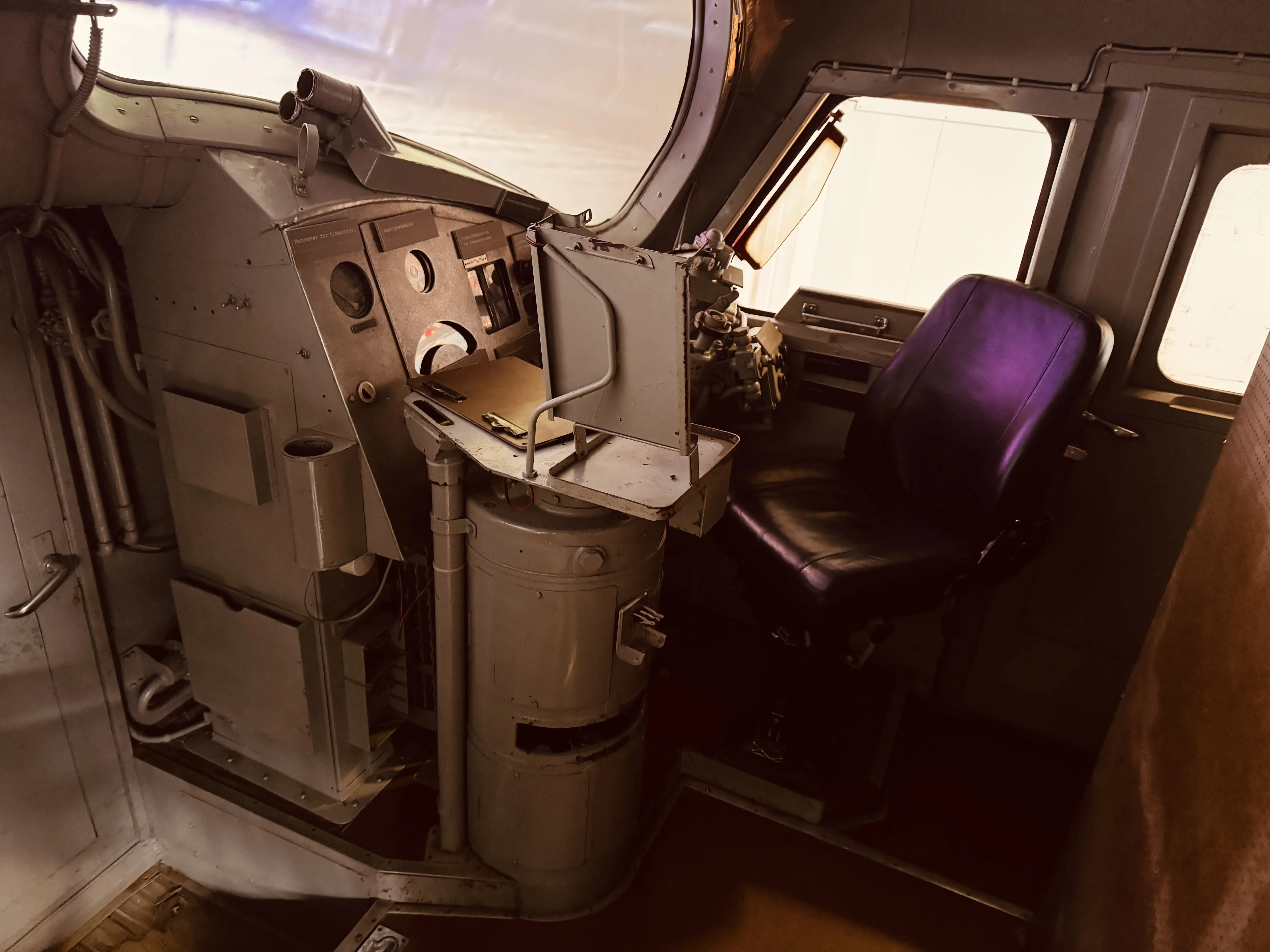 Billede af førerkabinen DSB MY 1112 fotograferet  på Danmarks Jernbanemuseum i Odense.