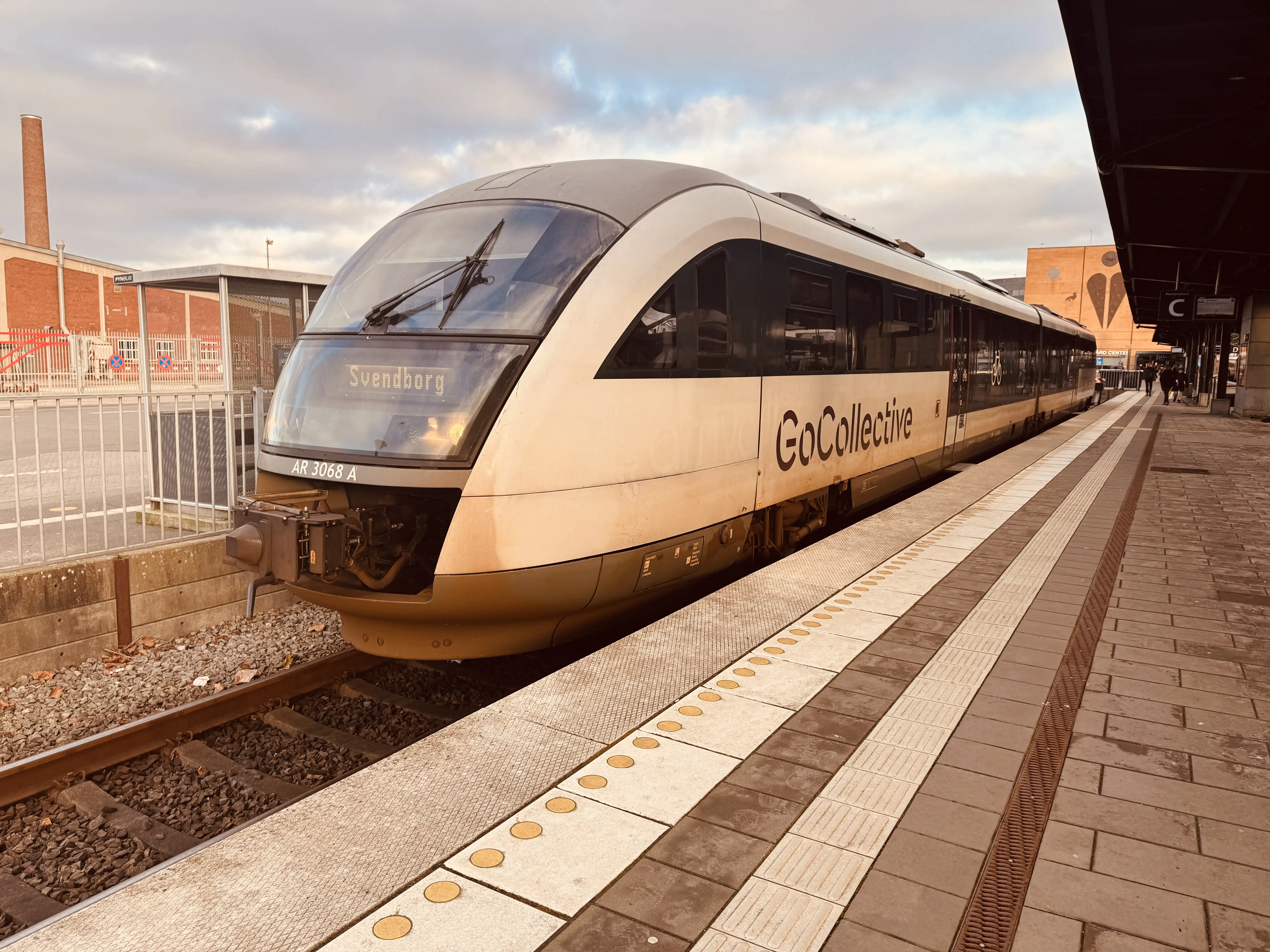 Billede af GoCollective AR 3068, tidligere DSB MQ 4118-4918 fotograferet ud for Odense Banegård Center. Billede af GoCollective AR 3068, tidligere DSB MQ 4118-4918 fotograferet ud for Odense Banegård Center.