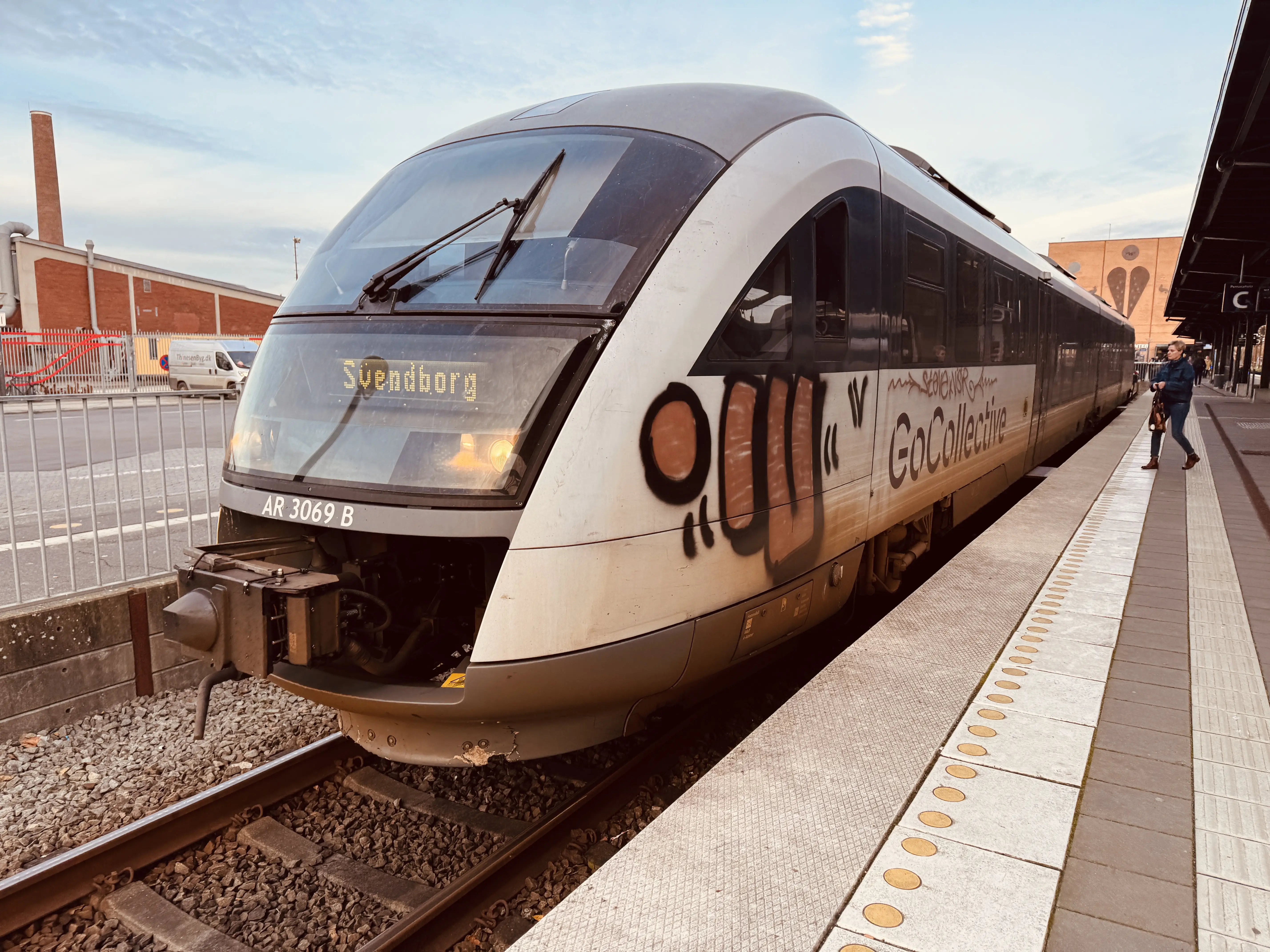 Billede af GoCollective AR 3069, tidligere DSB MQ 4119-4919 fotograferet ud for Odense Banegård Center. Billede af GoCollective AR 3069, tidligere DSB MQ 4119-4919 fotograferet ud for Odense Banegård Center.