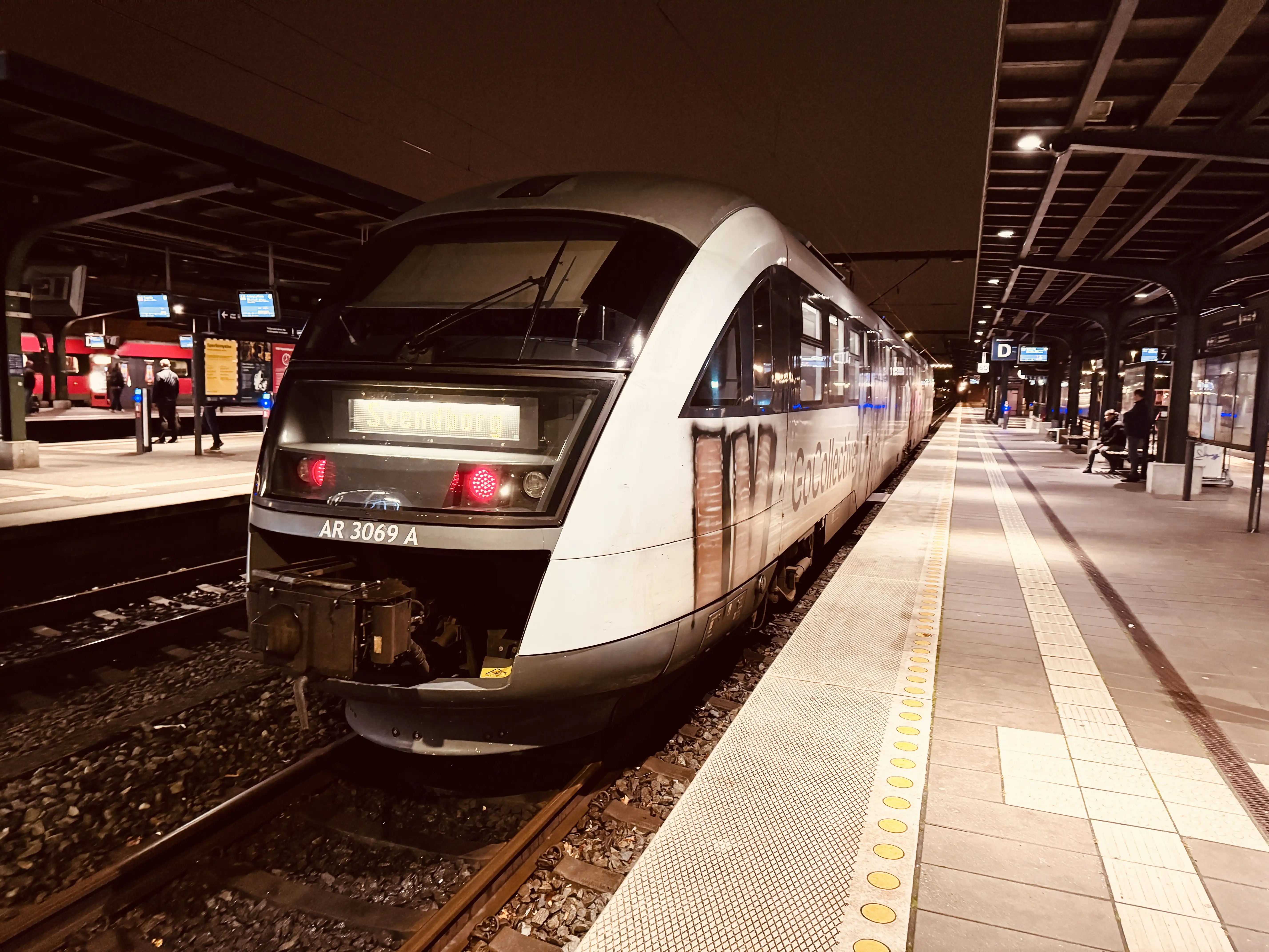 Billede af GoCollective AR 3069, tidligere DSB MQ 4119-4919 fotograferet ud for Odense Banegård Center. Billede af GoCollective AR 3069, tidligere DSB MQ 4119-4919 fotograferet ud for Odense Banegård Center.