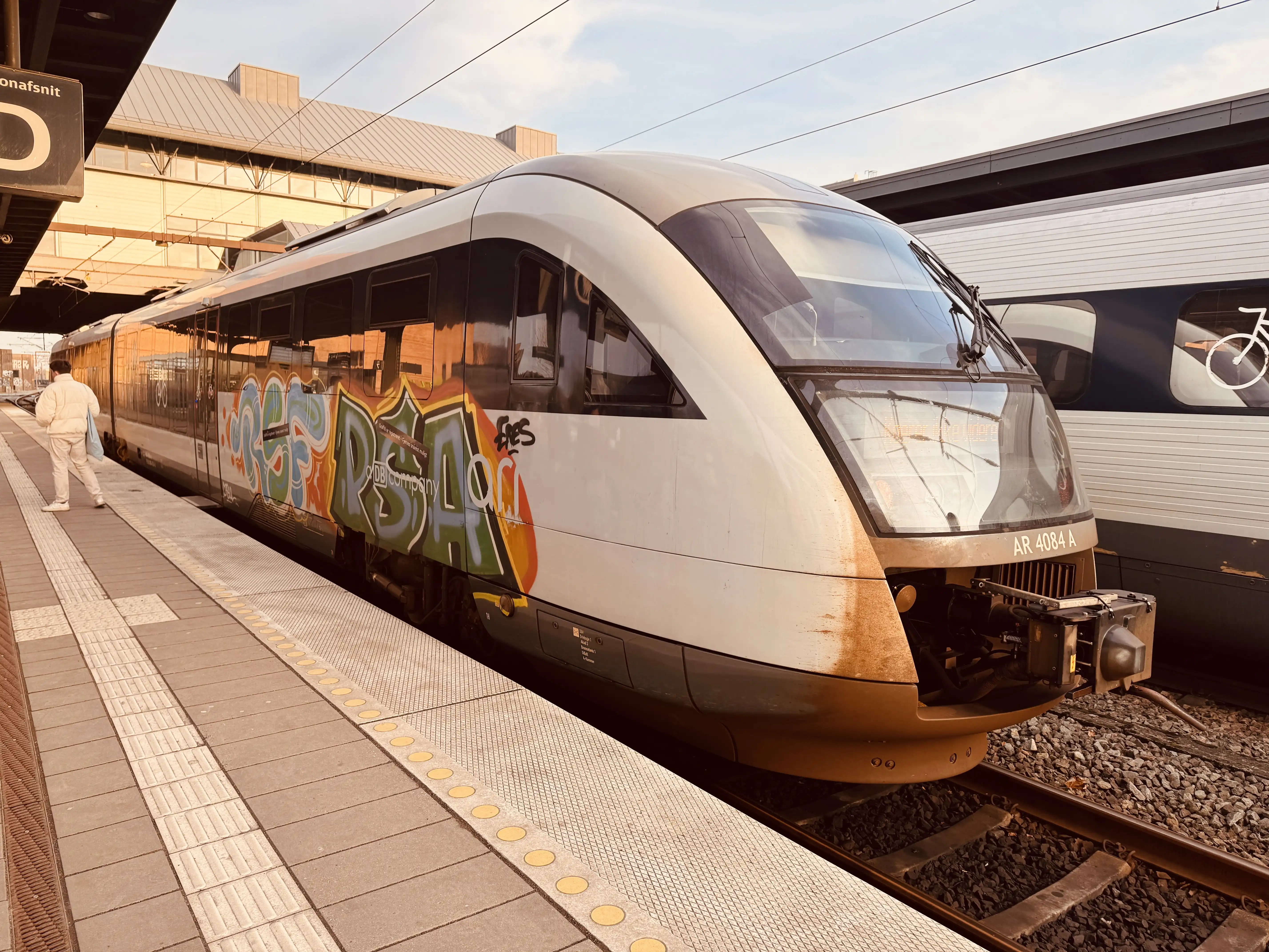 Billede af GoCollective AR 4084, tidligere DSB MQ 4124-4924 fotograferet ud for Odense Banegård Center. Billede af GoCollective AR 4084, tidligere DSB MQ 4124-4924 fotograferet ud for Odense Banegård Center.