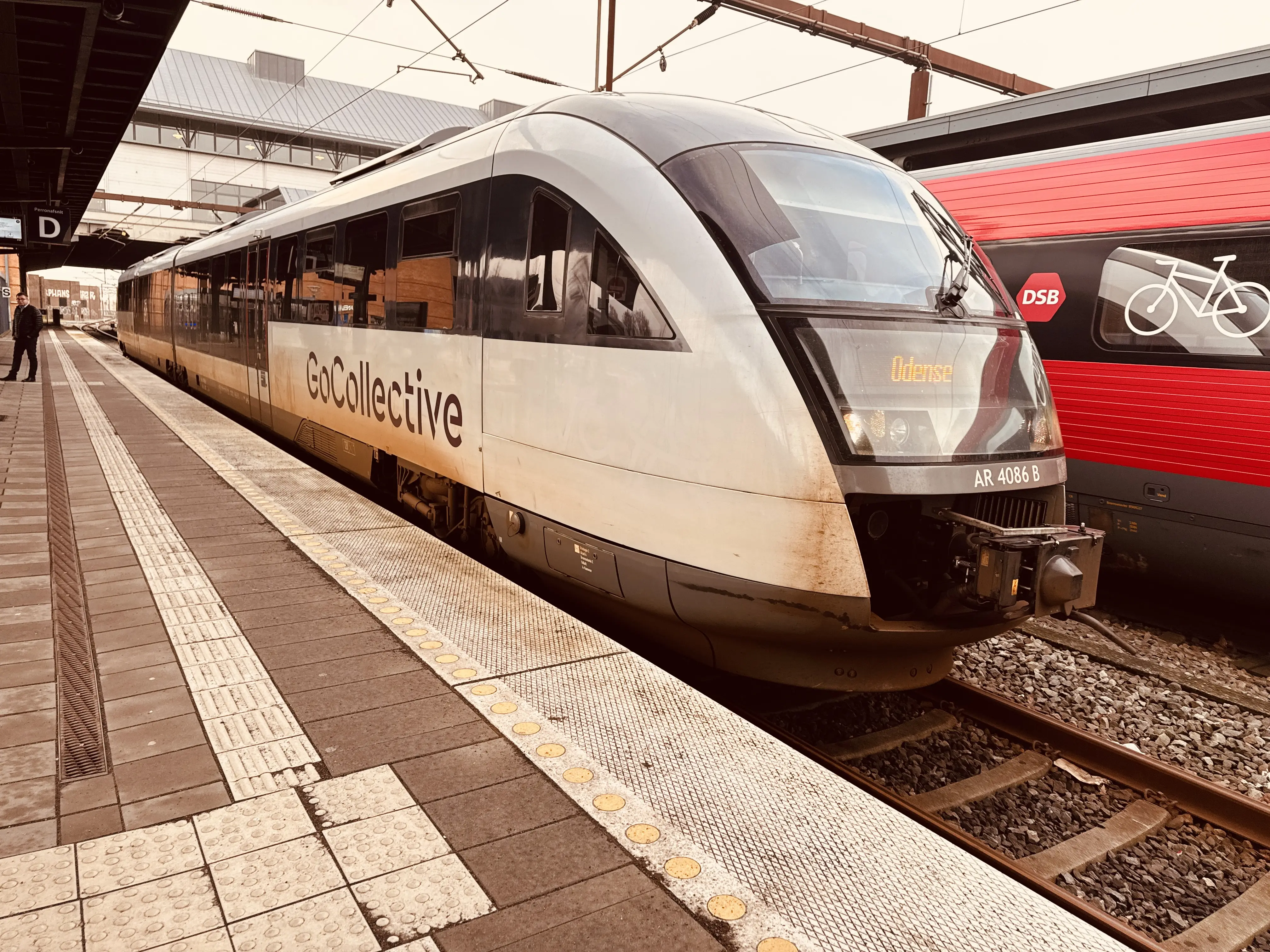 Billede af GoCollective AR 4086, tidligere DSB MQ 4126-4926 fotograferet ud for Odense Banegård Center. Billede af GoCollective AR 4086, tidligere DSB MQ 4126-4926 fotograferet ud for Odense Banegård Center.