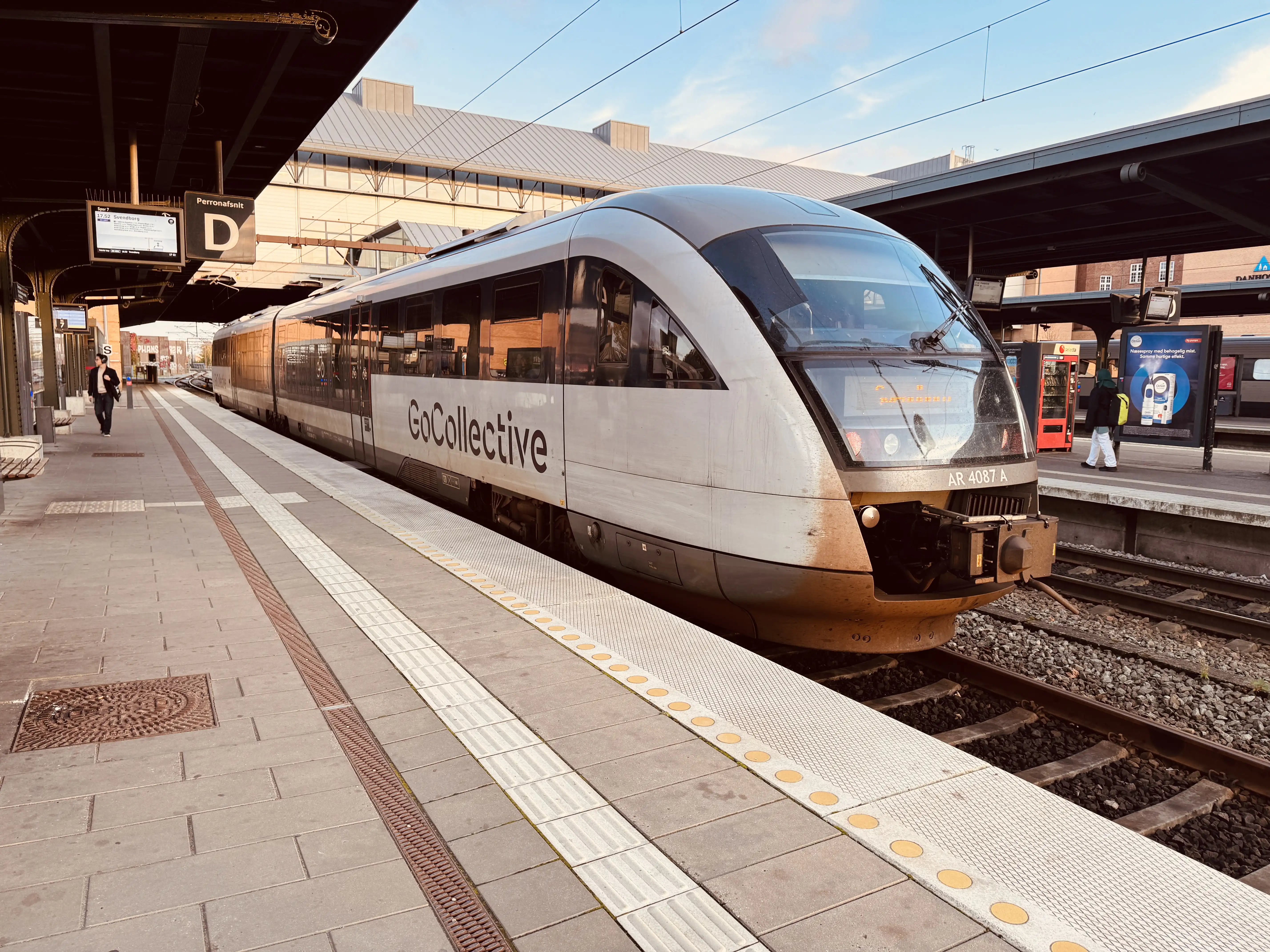 Billede af GoCollective AR 4087, tidligere DSB MQ 4127-4927 fotograferet ud for Odense Banegård Center.