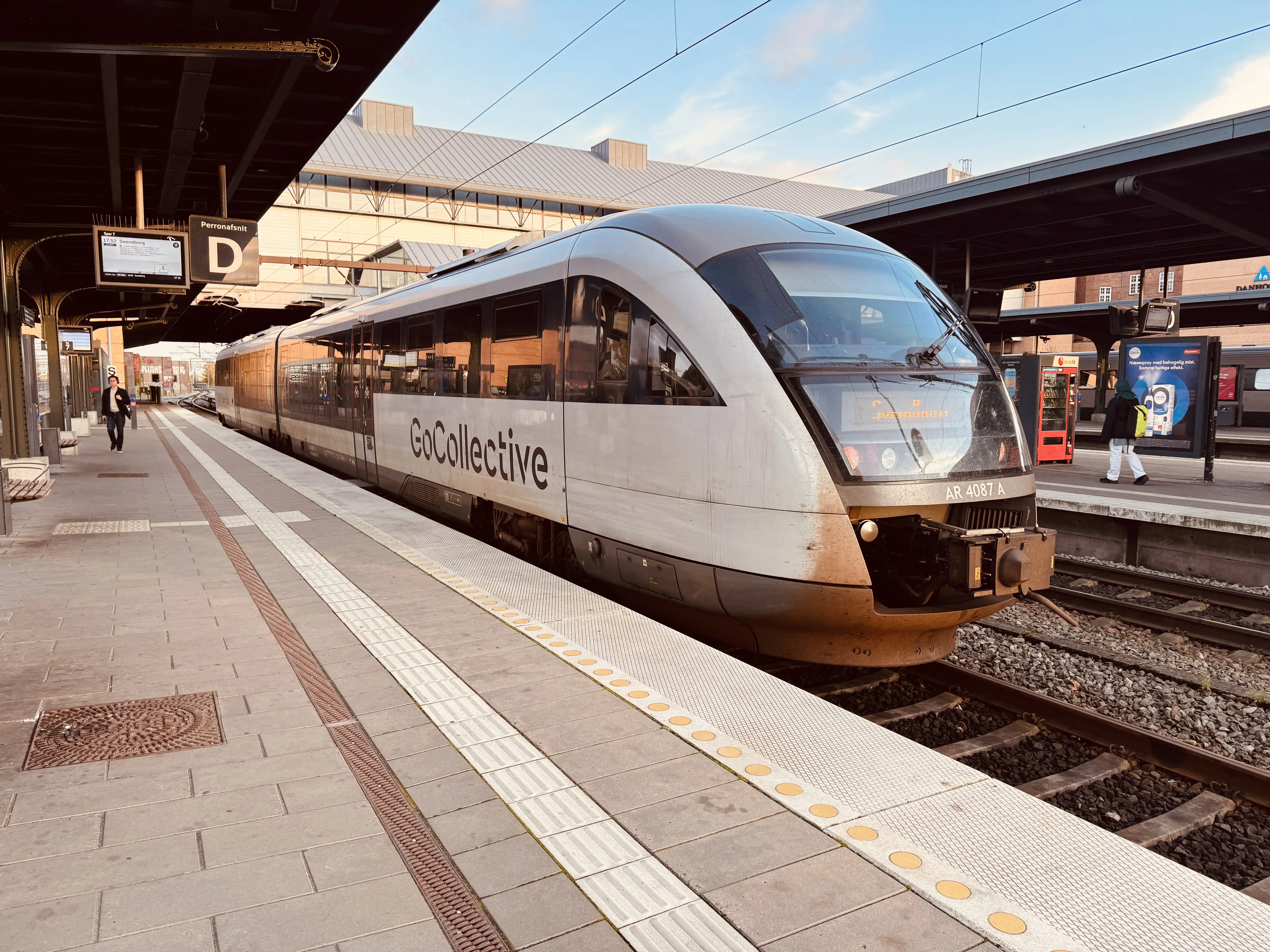 Billede af GoCollective AR 4087, tidligere DSB MQ 4127-4927 fotograferet ud for Odense Banegård Center.