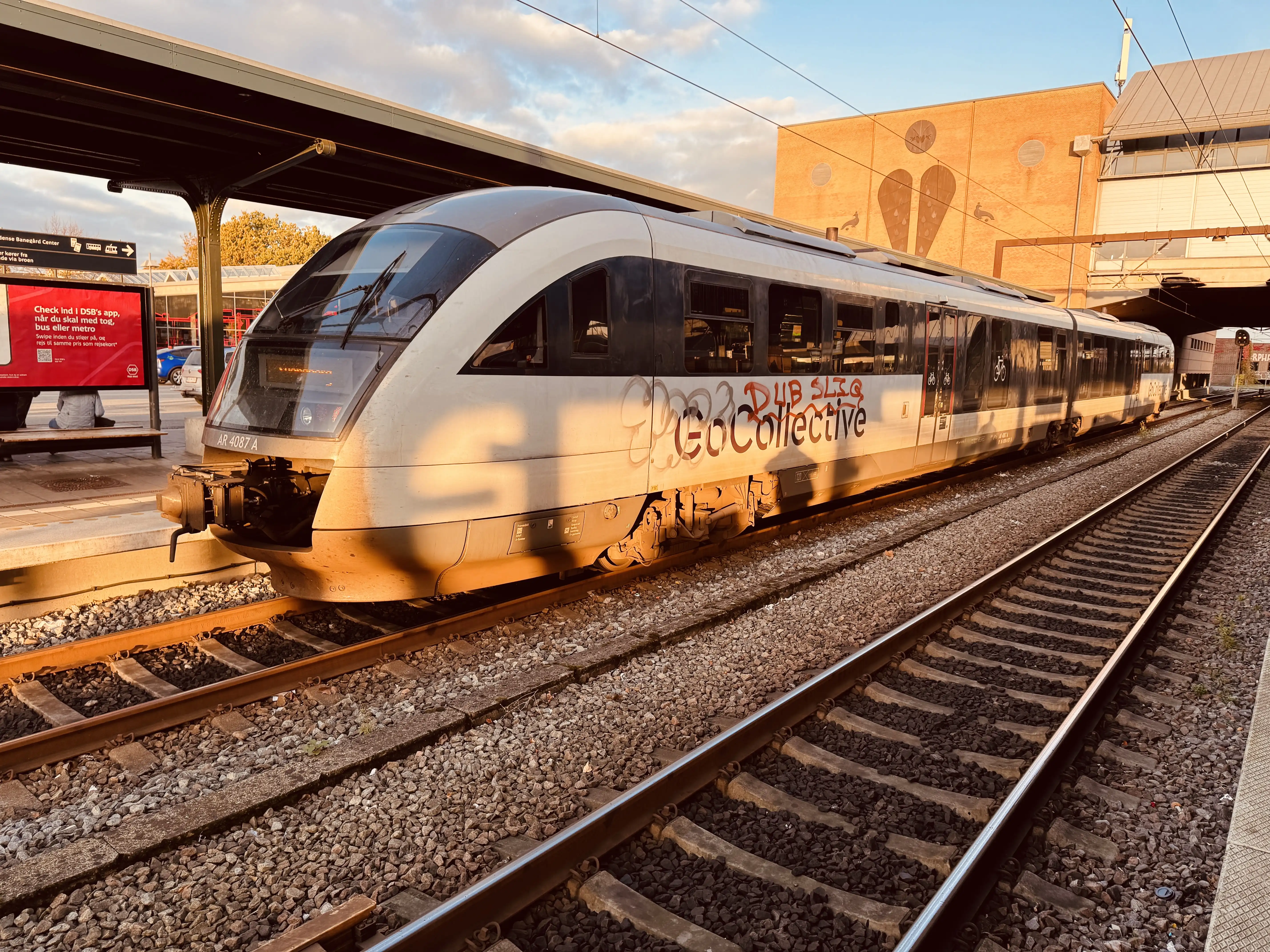 Billede af GoCollective AR 4087, tidligere DSB MQ 4127-4927 fotograferet ud for Odense Banegård Center.