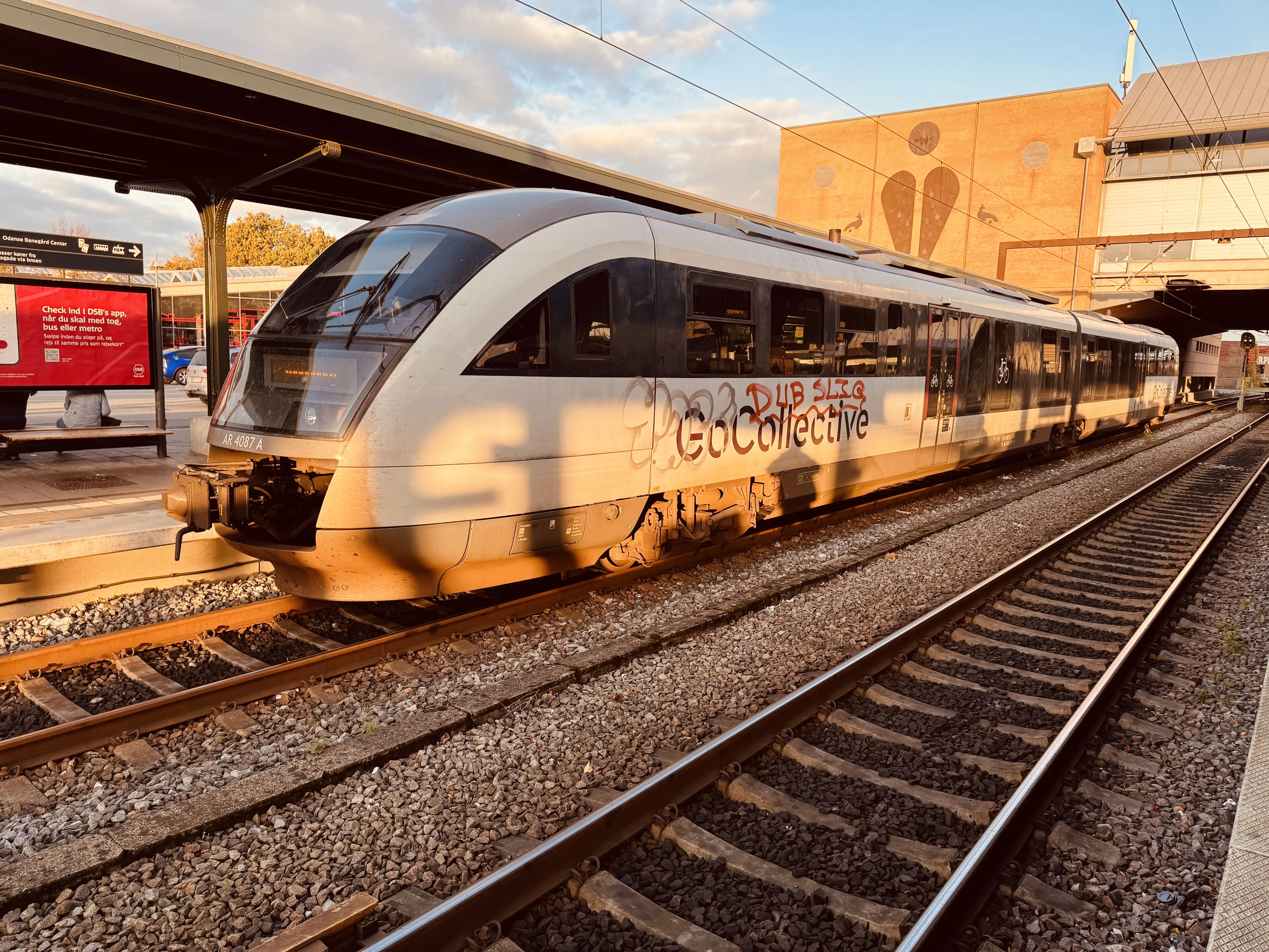 Billede af GoCollective AR 4087, tidligere DSB MQ 4127-4927 fotograferet ud for Odense Banegård Center.