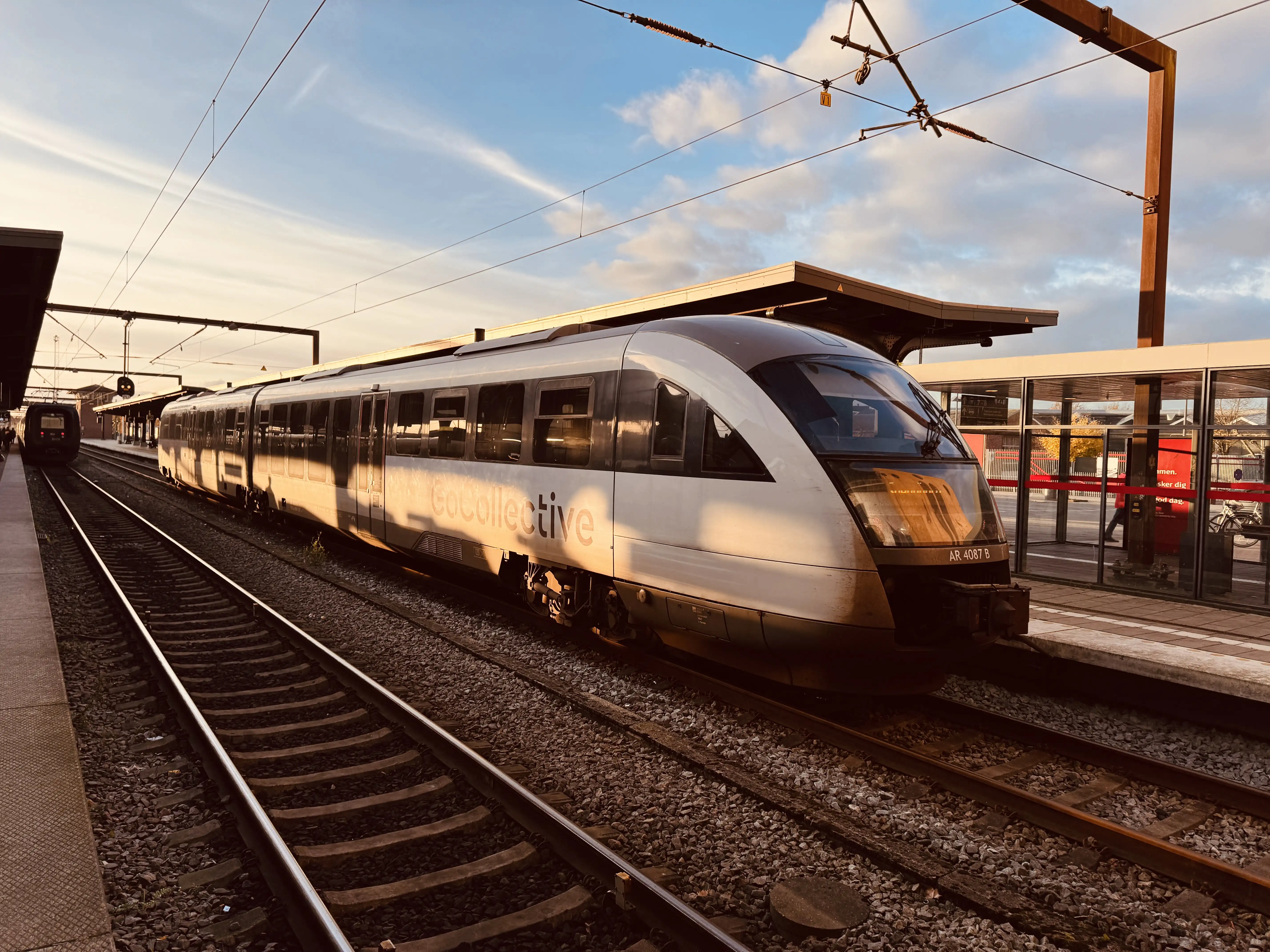 Billede af GoCollective AR 4087, tidligere DSB MQ 4127-4927 fotograferet ud for Odense Banegård Center.