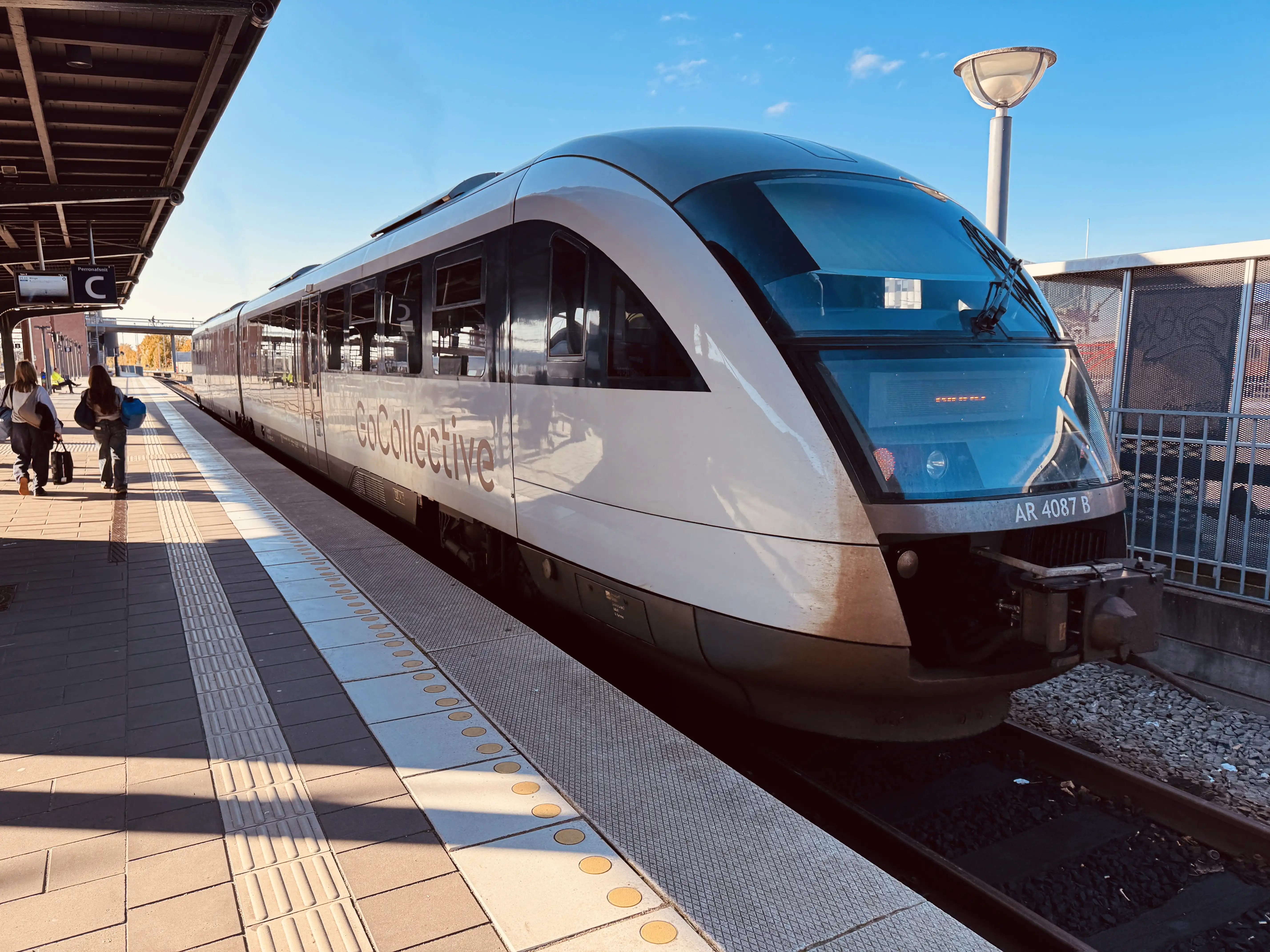 Billede af GoCollective AR 4087, tidligere DSB MQ 4127-4927 fotograferet ud for Odense Banegård Center.