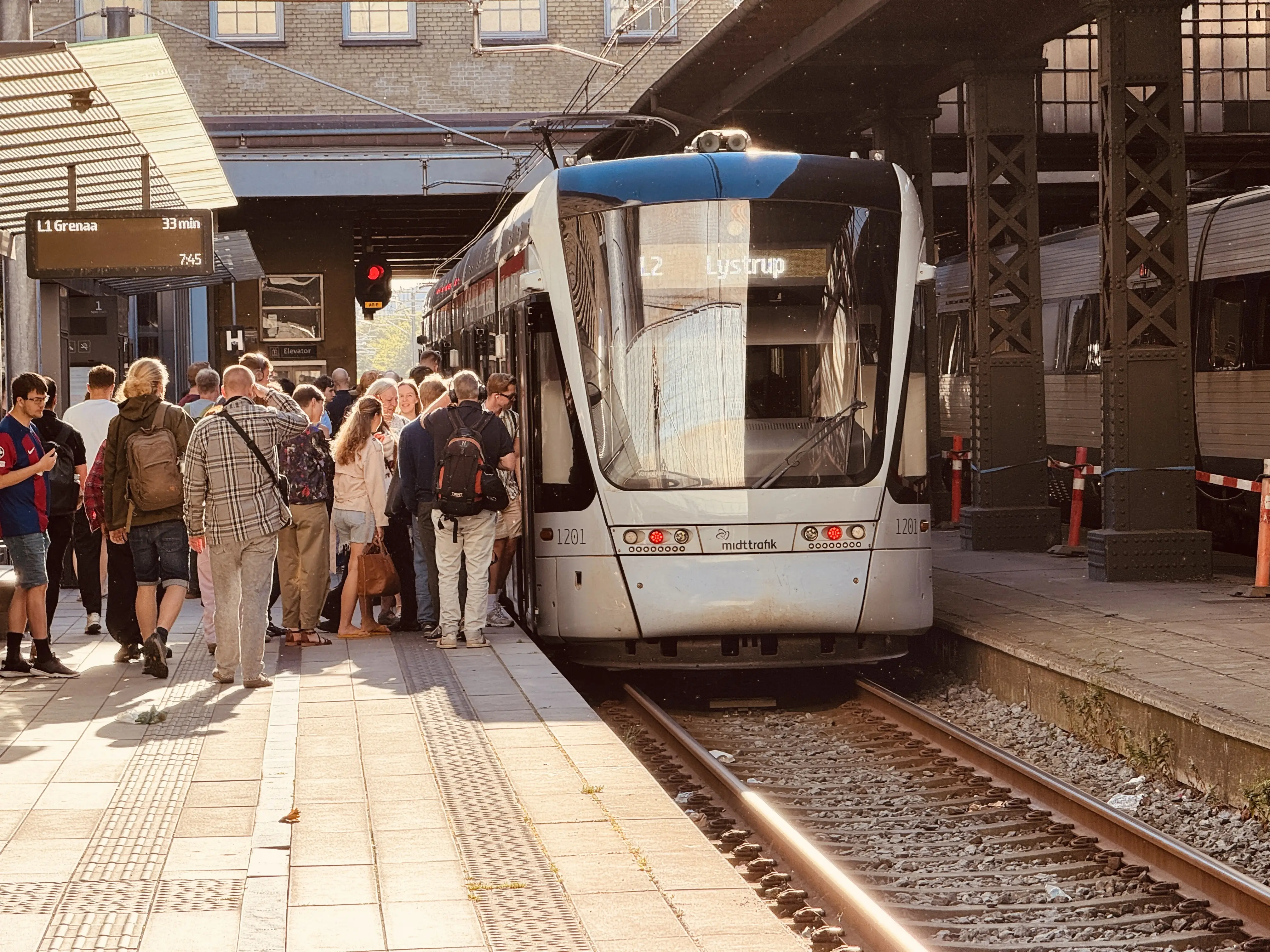 Billede af Aarhus Letbane togsæt 1101 fotograferet ud for Aarhus Hovedbanegård.
