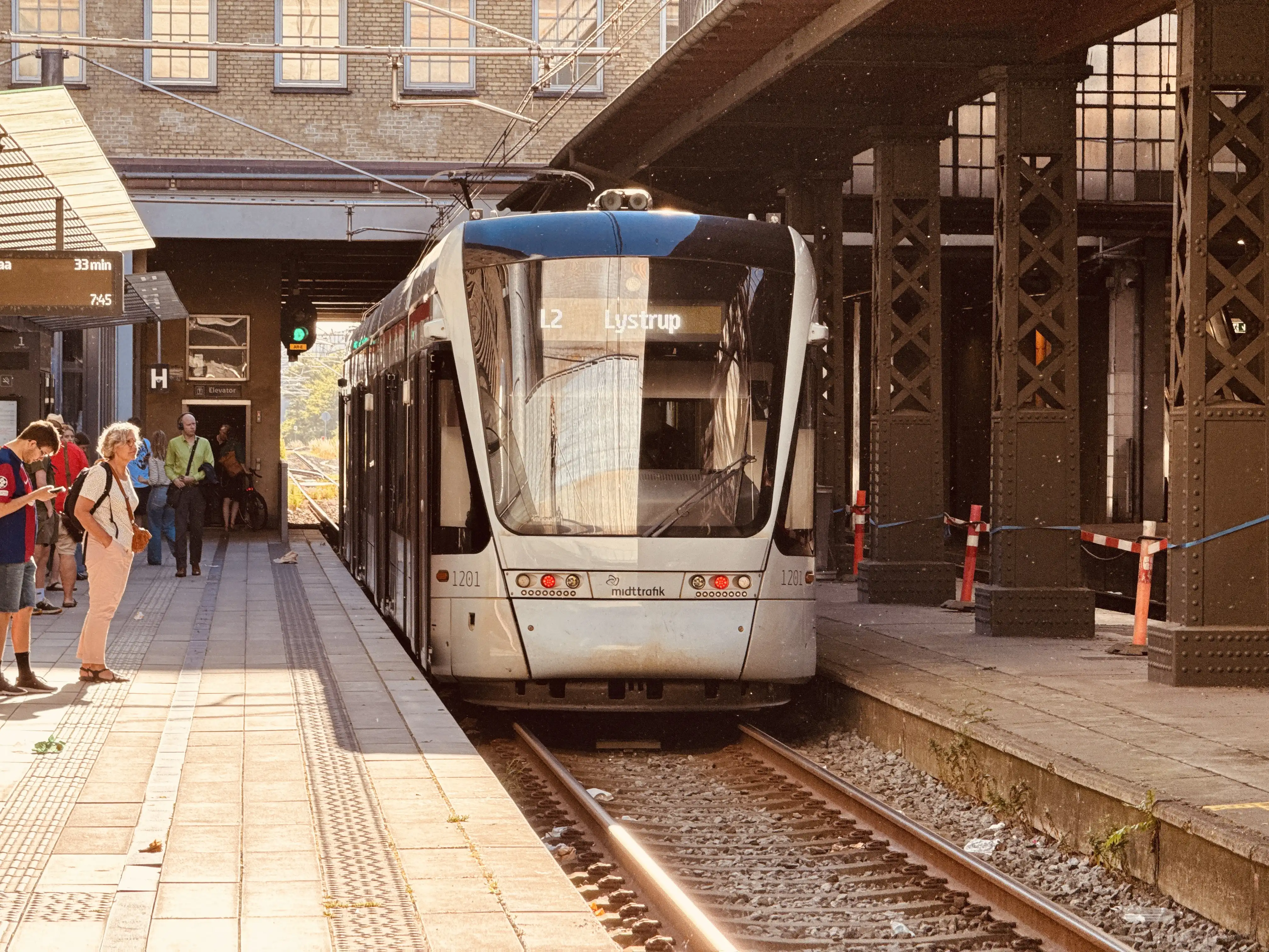 Billede af Aarhus Letbane togsæt 1101 fotograferet ud for Aarhus Hovedbanegård.