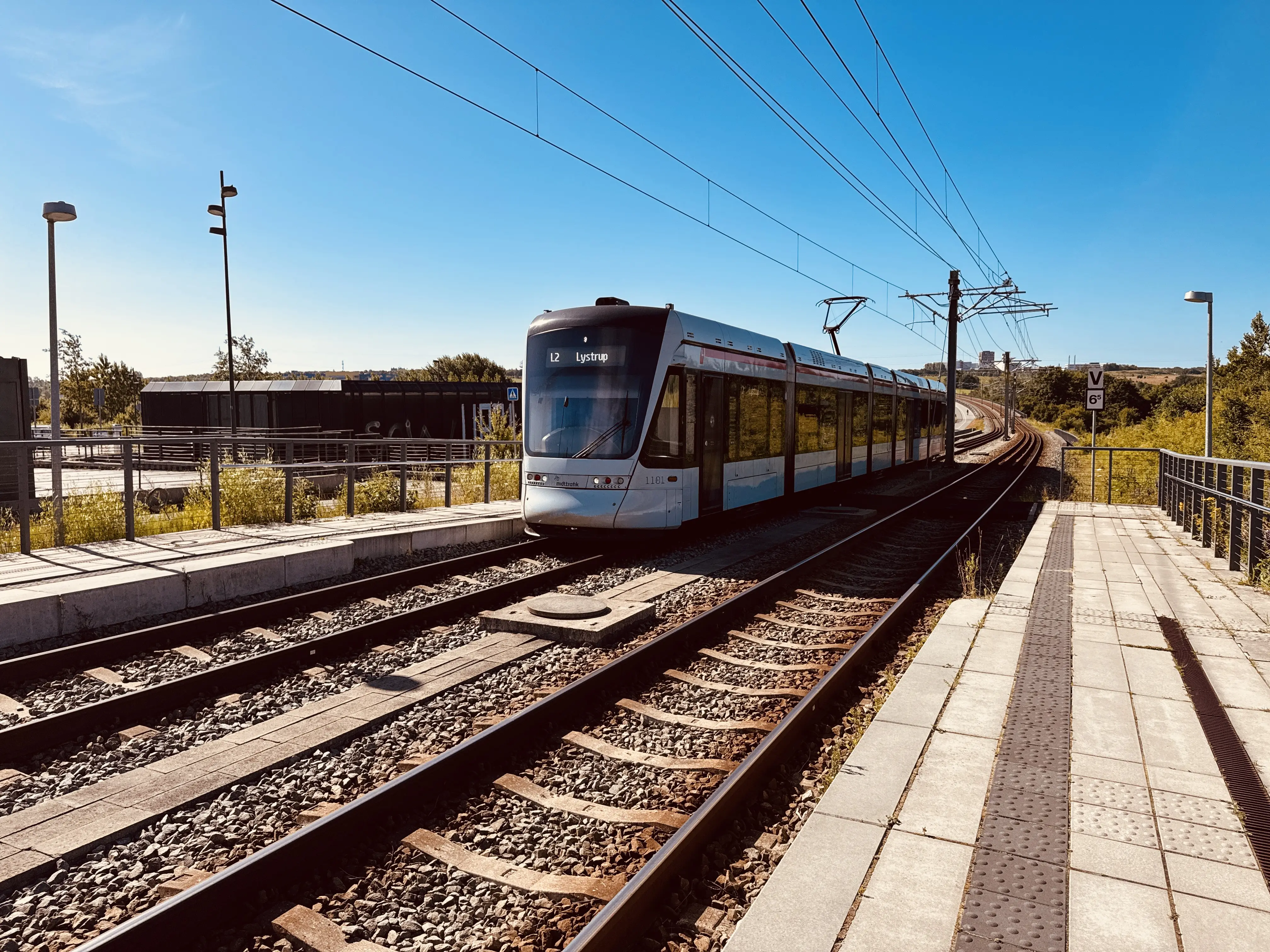 Billede af Aarhus Letbane togsæt 1101 fotograferet ud for Klokhøjen Letbanestation. Billede af Aarhus Letbane togsæt 1101 fotograferet ud for Klokhøjen Letbanestation.