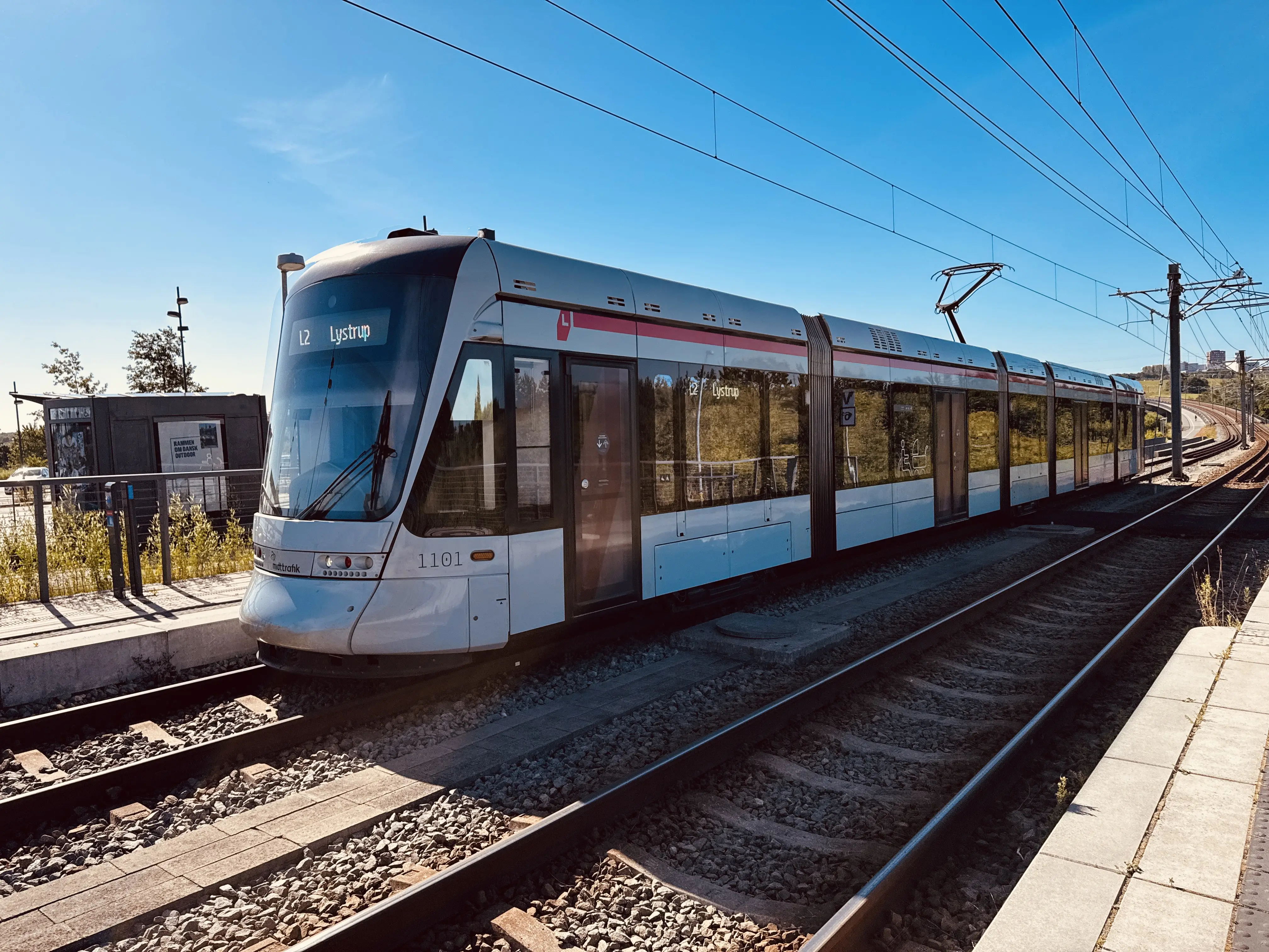 Billede af Aarhus Letbane togsæt 1101 fotograferet ud for Klokhøjen Letbanestation. Billede af Aarhus Letbane togsæt 1101 fotograferet ud for Klokhøjen Letbanestation.