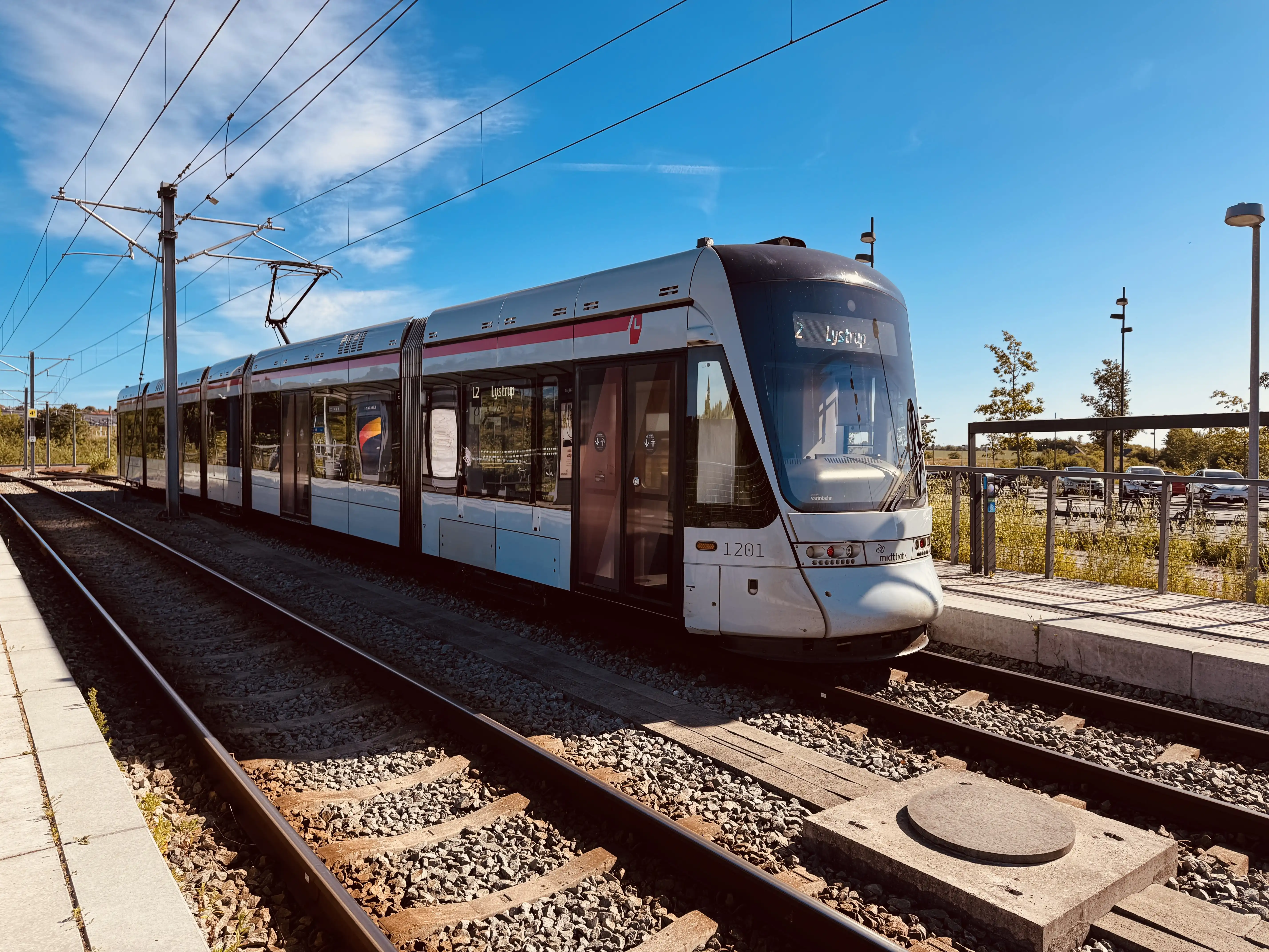 Billede af Aarhus Letbane togsæt 1101 fotograferet ud for Klokhøjen Letbanestation. Billede af Aarhus Letbane togsæt 1101 fotograferet ud for Klokhøjen Letbanestation.