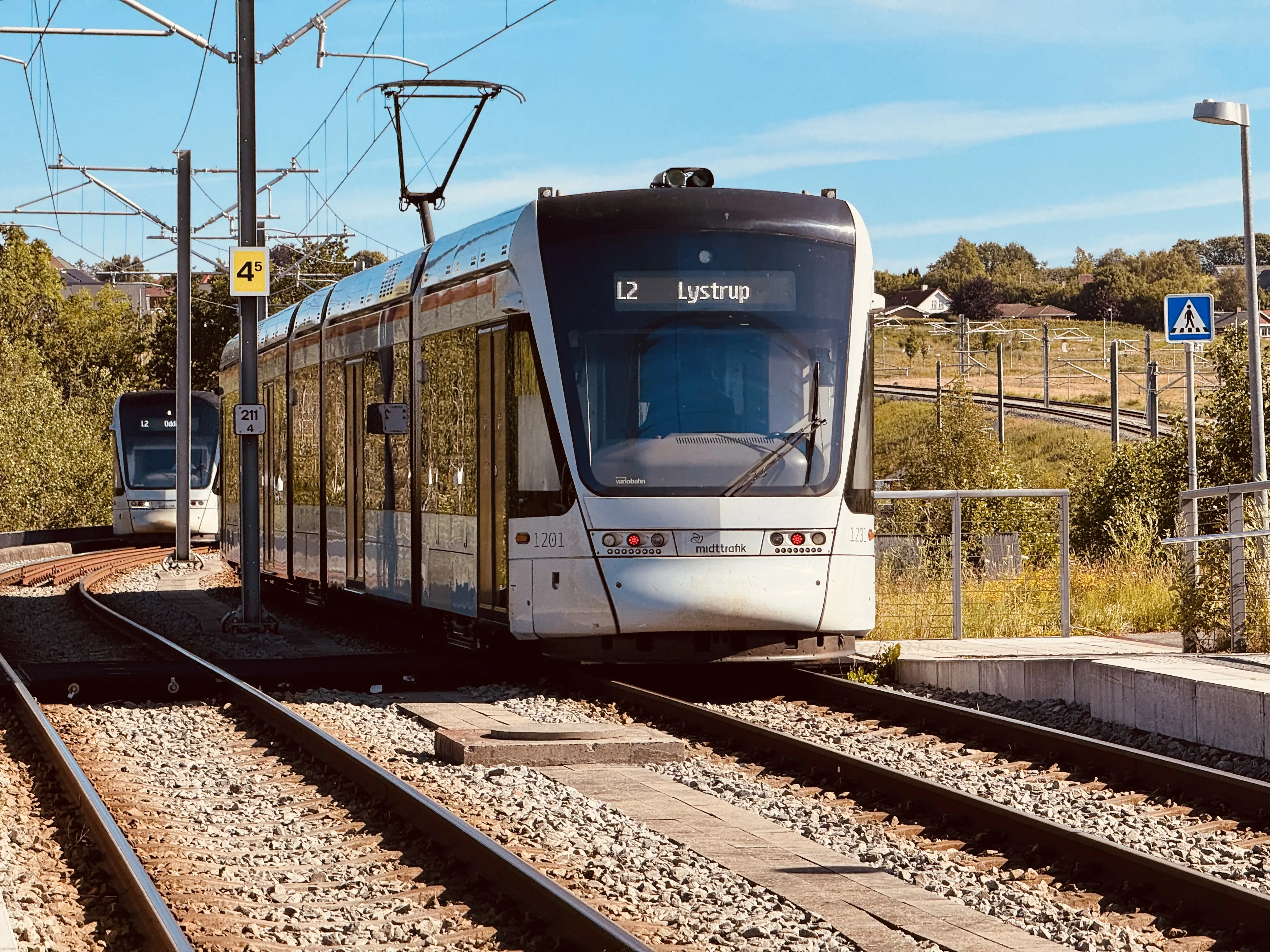 Billede af Aarhus Letbane togsæt 1101 fotograferet ud for Klokhøjen Letbanestation. Billede af Aarhus Letbane togsæt 1101 fotograferet ud for Klokhøjen Letbanestation.