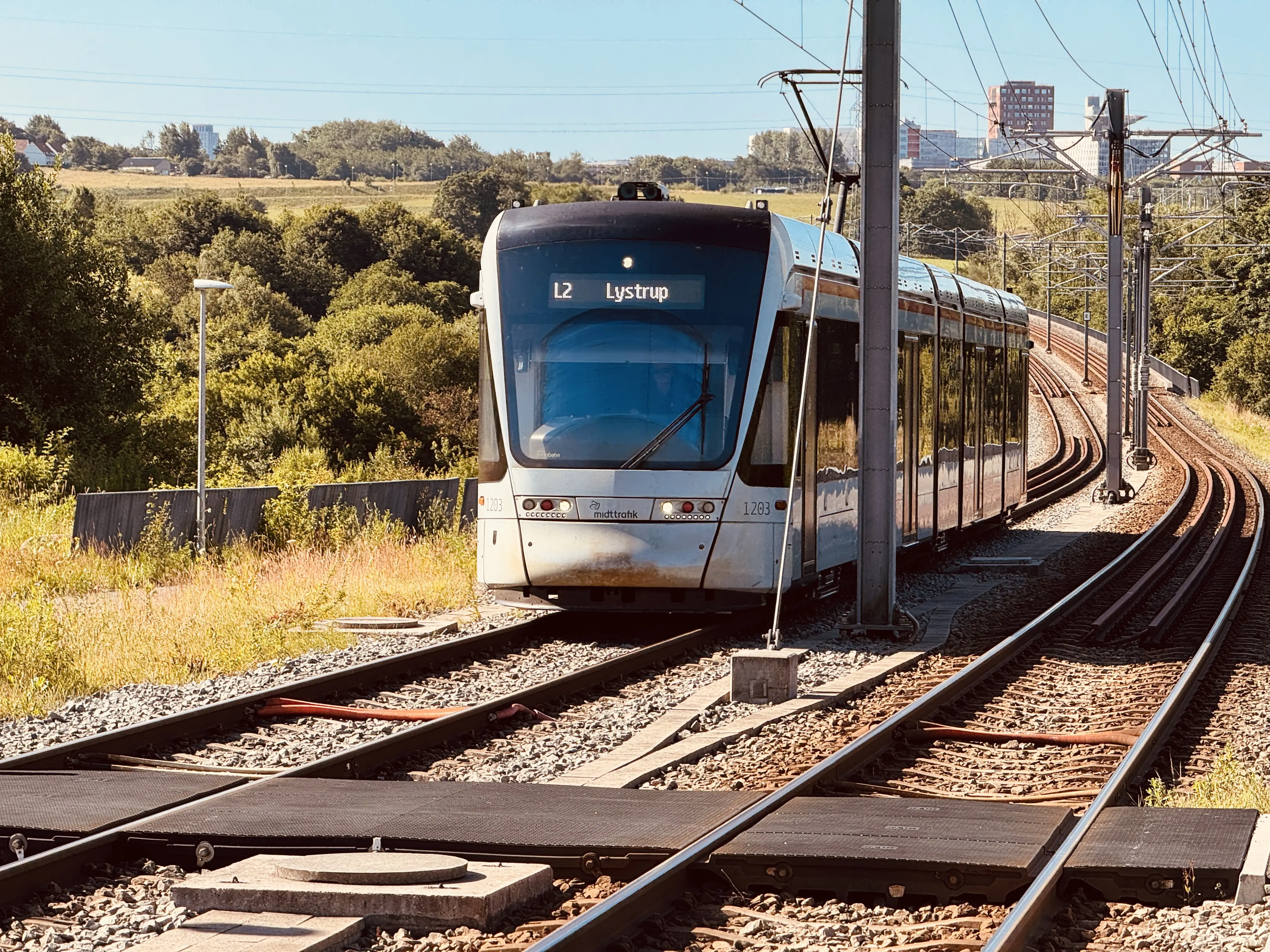 Billede af Aarhus Letbane togsæt 1103 fotograferet ud for Klokhøjen Letbanestation. Billede af Aarhus Letbane togsæt 1103 fotograferet ud for Klokhøjen Letbanestation.