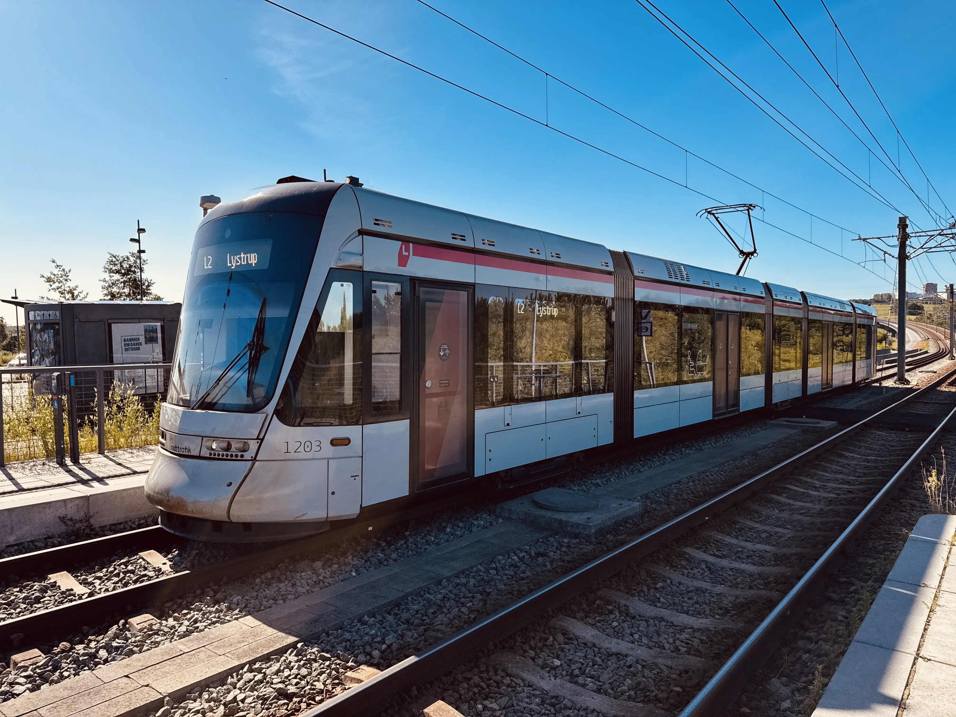 Billede af Aarhus Letbane togsæt 1103 fotograferet ud for Klokhøjen Letbanestation. Billede af Aarhus Letbane togsæt 1103 fotograferet ud for Klokhøjen Letbanestation.