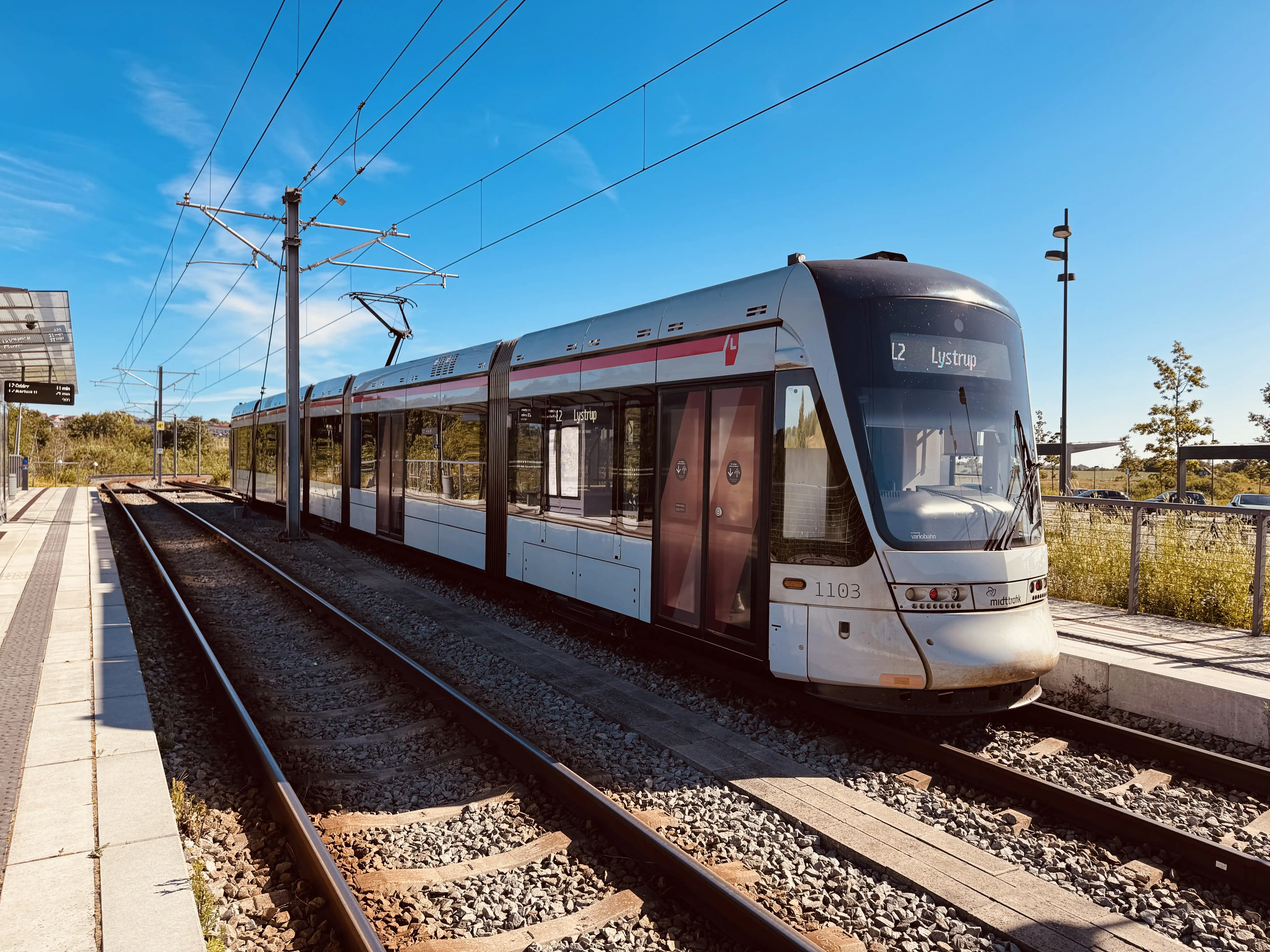 Billede af Aarhus Letbane togsæt 1103 fotograferet ud for Klokhøjen Letbanestation. Billede af Aarhus Letbane togsæt 1103 fotograferet ud for Klokhøjen Letbanestation.