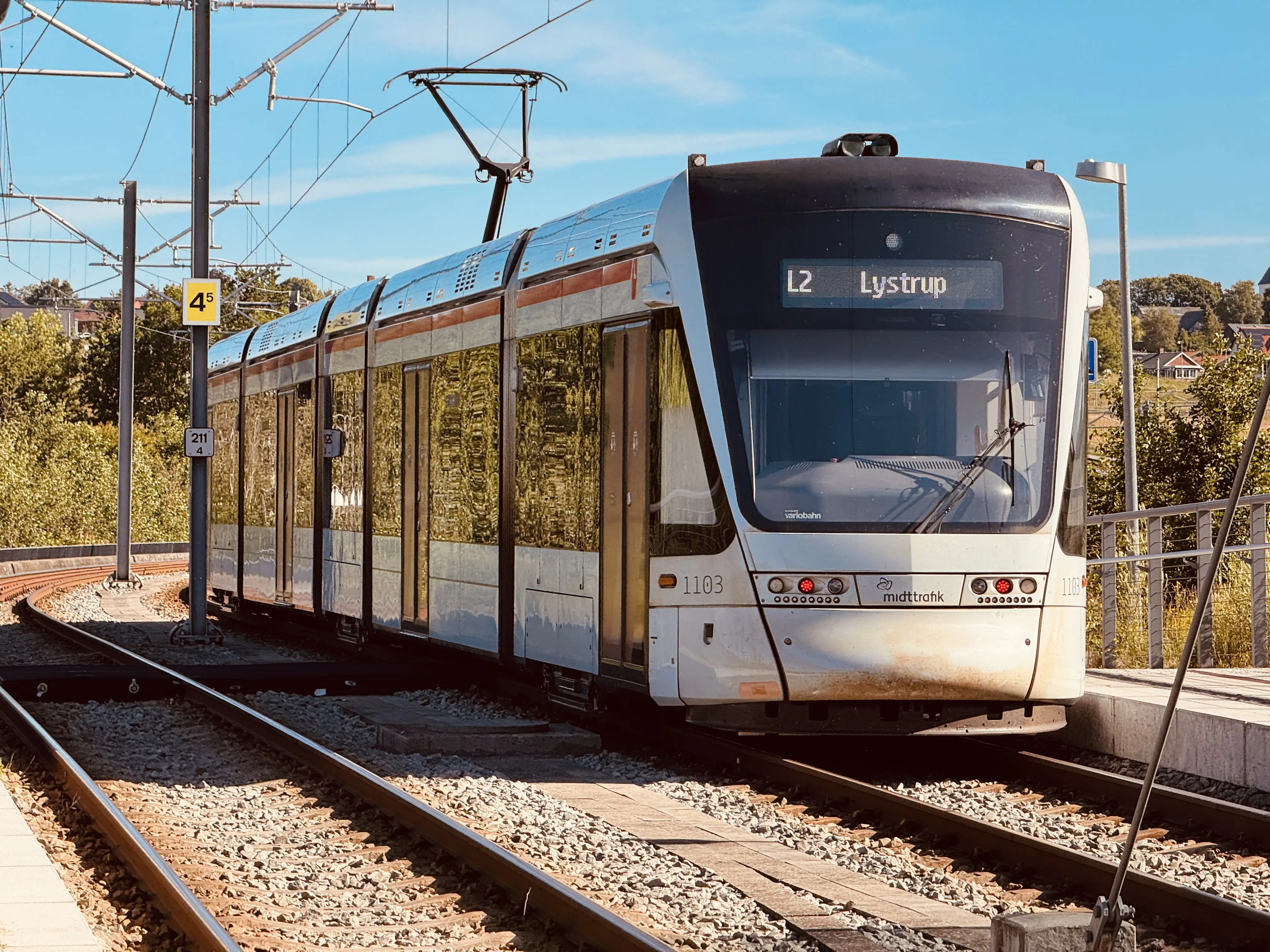 Billede af Aarhus Letbane togsæt 1103 fotograferet ud for Klokhøjen Letbanestation. Billede af Aarhus Letbane togsæt 1103 fotograferet ud for Klokhøjen Letbanestation.