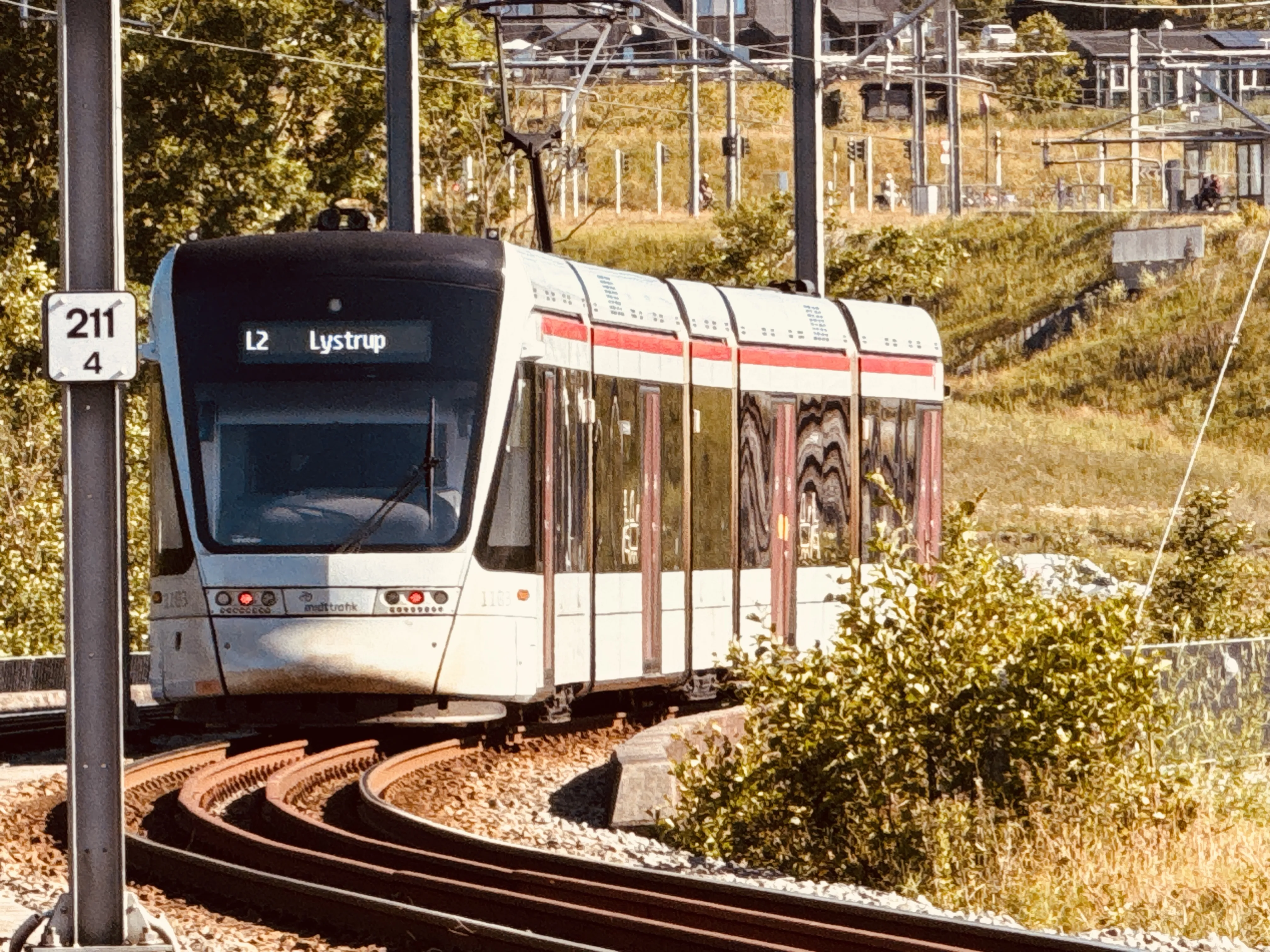 Billede af Aarhus Letbane togsæt 1103 fotograferet ud for Klokhøjen Letbanestation. Billede af Aarhus Letbane togsæt 1103 fotograferet ud for Klokhøjen Letbanestation.