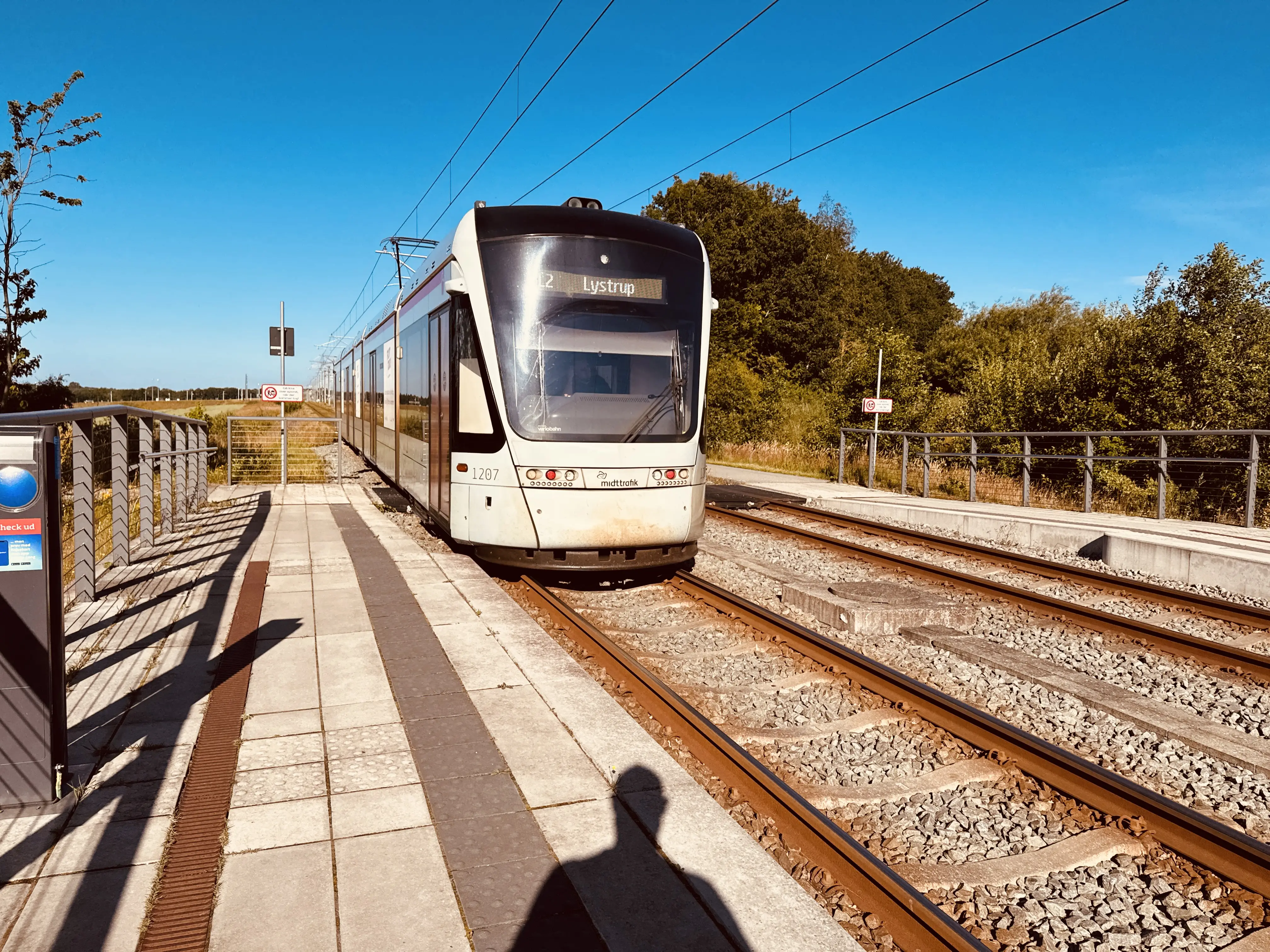 Billede af Aarhus Letbane togsæt 1107 fotograferet ud for Lisbjerg - Terp Letbanestation. Billede af Aarhus Letbane togsæt 1107 fotograferet ud for Lisbjerg - Terp Letbanestation.
