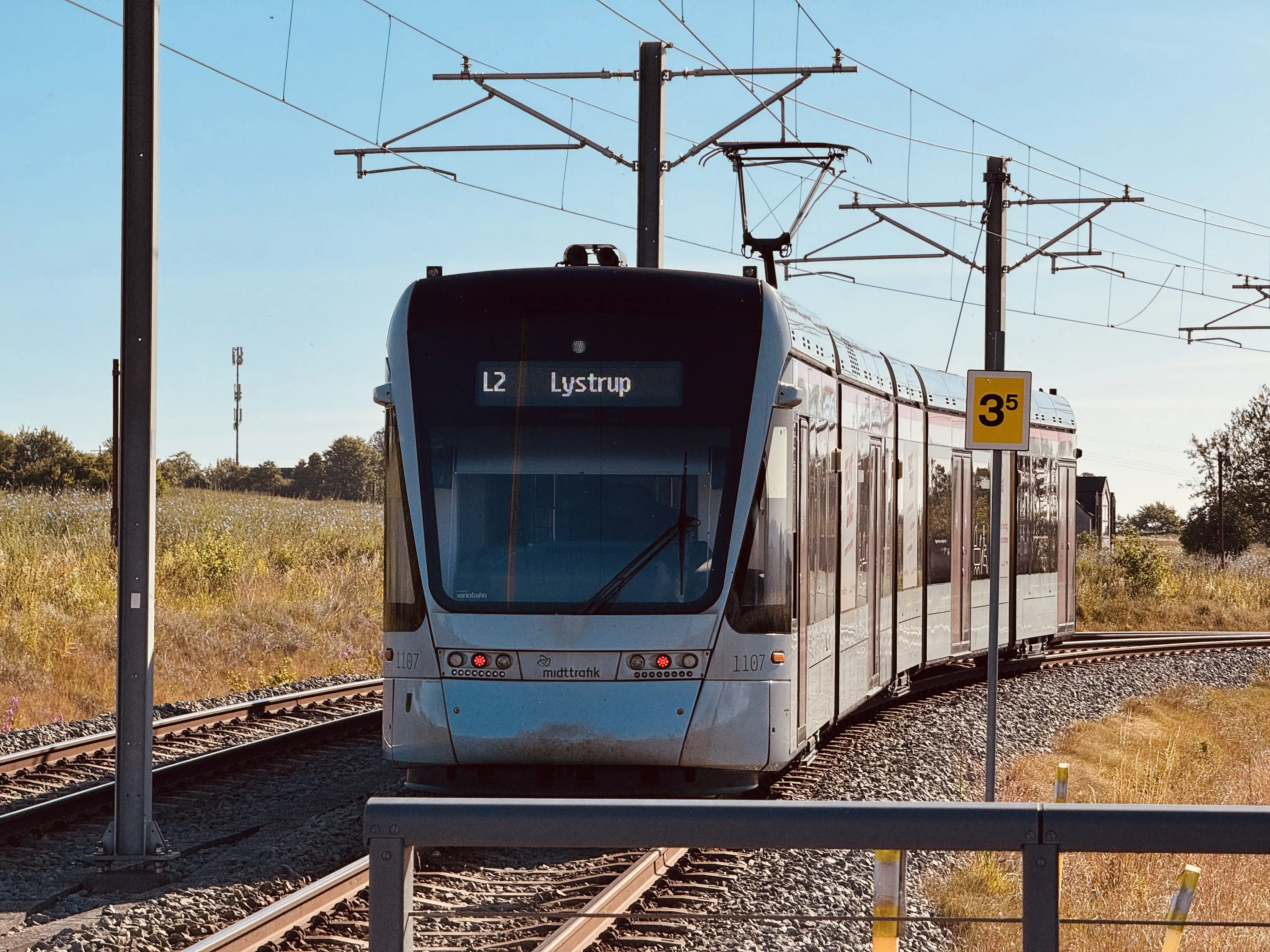 Billede af Aarhus Letbane togsæt 1107 fotograferet ud for Lisbjerg - Terp Letbanestation. Billede af Aarhus Letbane togsæt 1107 fotograferet ud for Lisbjerg - Terp Letbanestation.