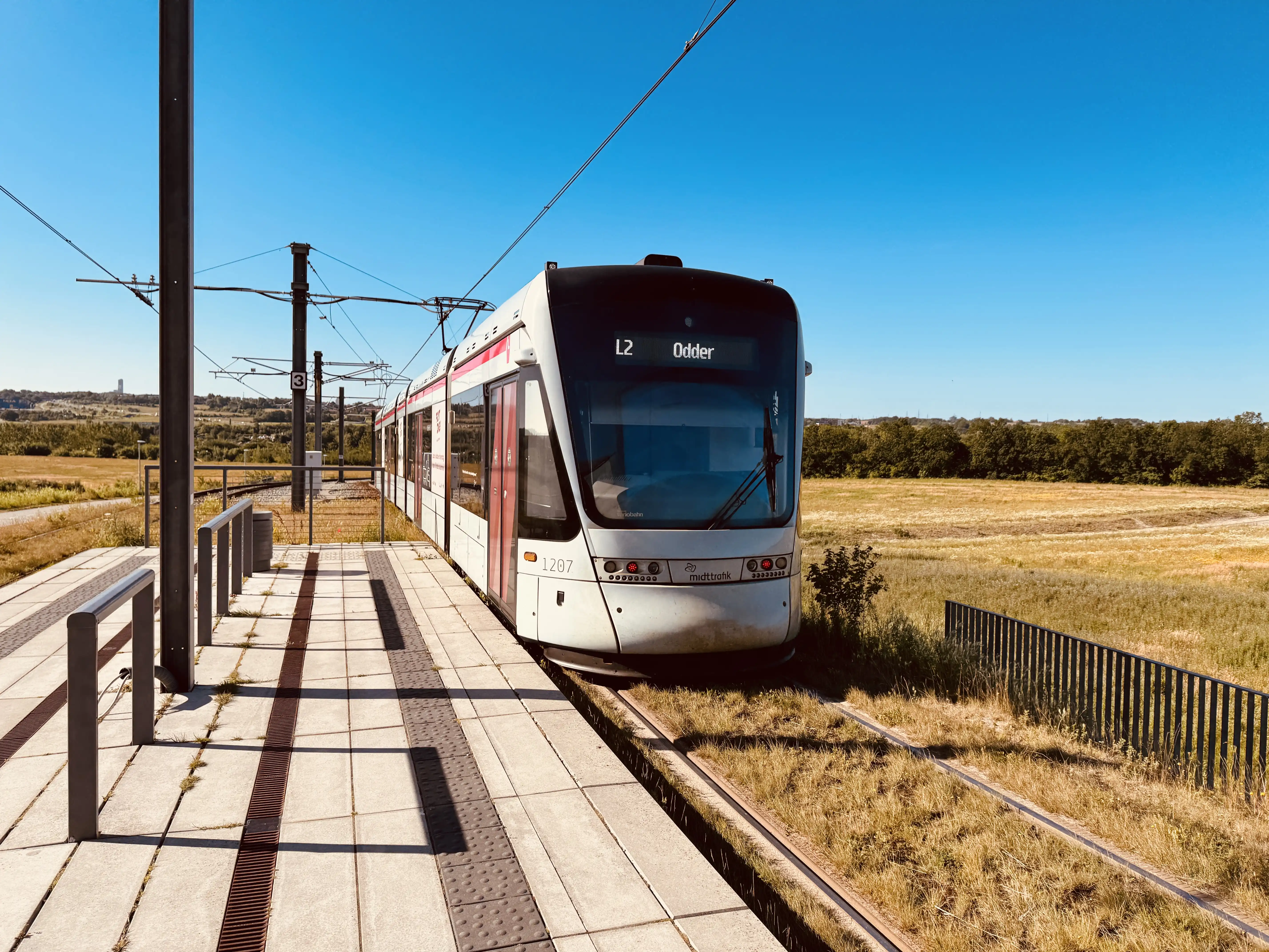 Billede af Aarhus Letbane togsæt 1107 fotograferet ud for Lisbjerg Bygade Letbanestation. Billede af Aarhus Letbane togsæt 1107 fotograferet ud for Lisbjerg Bygade Letbanestation.