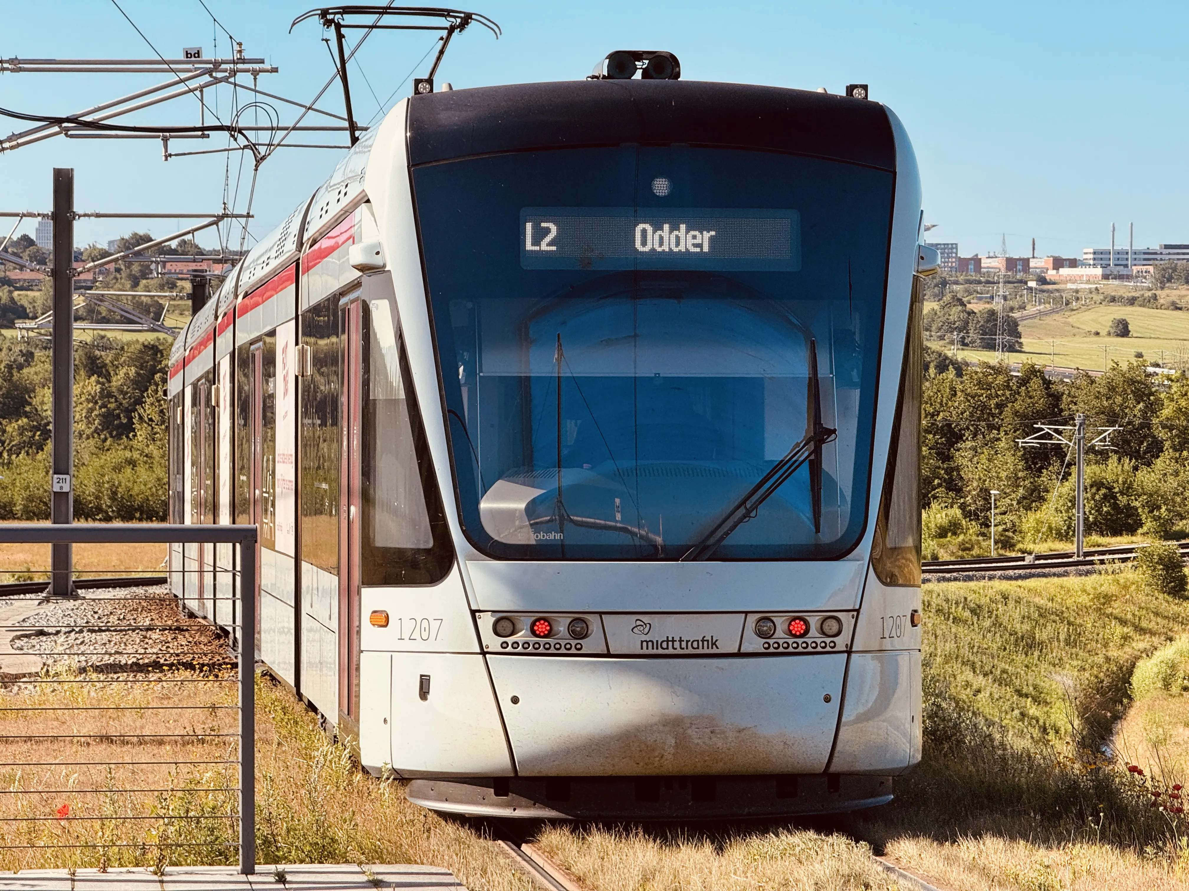 Billede af Aarhus Letbane togsæt 1107 fotograferet ud for Lisbjerg Bygade Letbanestation. Billede af Aarhus Letbane togsæt 1107 fotograferet ud for Lisbjerg Bygade Letbanestation.