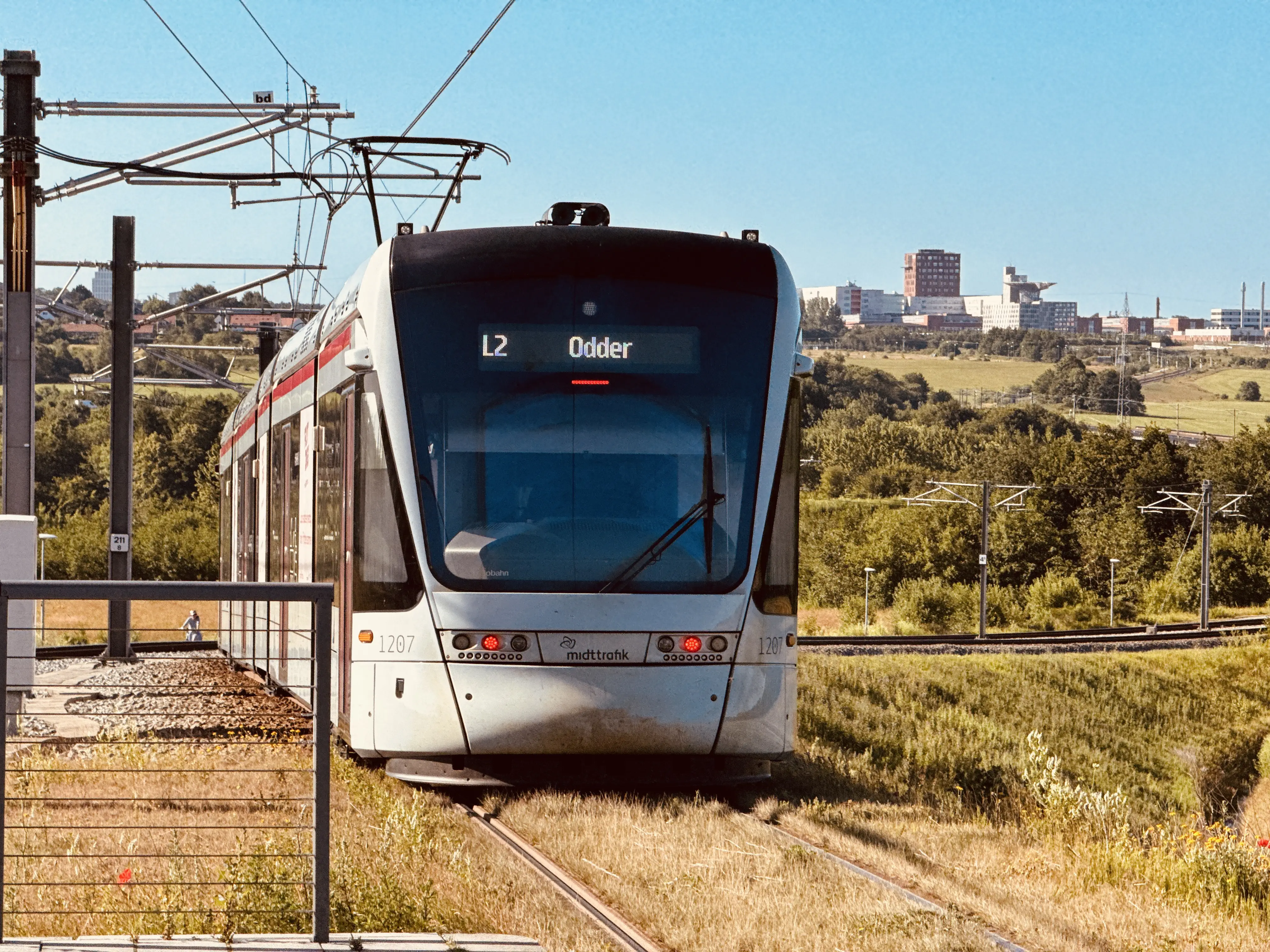 Billede af Aarhus Letbane togsæt 1107 fotograferet ud for Lisbjerg Bygade Letbanestation. Billede af Aarhus Letbane togsæt 1107 fotograferet ud for Lisbjerg Bygade Letbanestation.