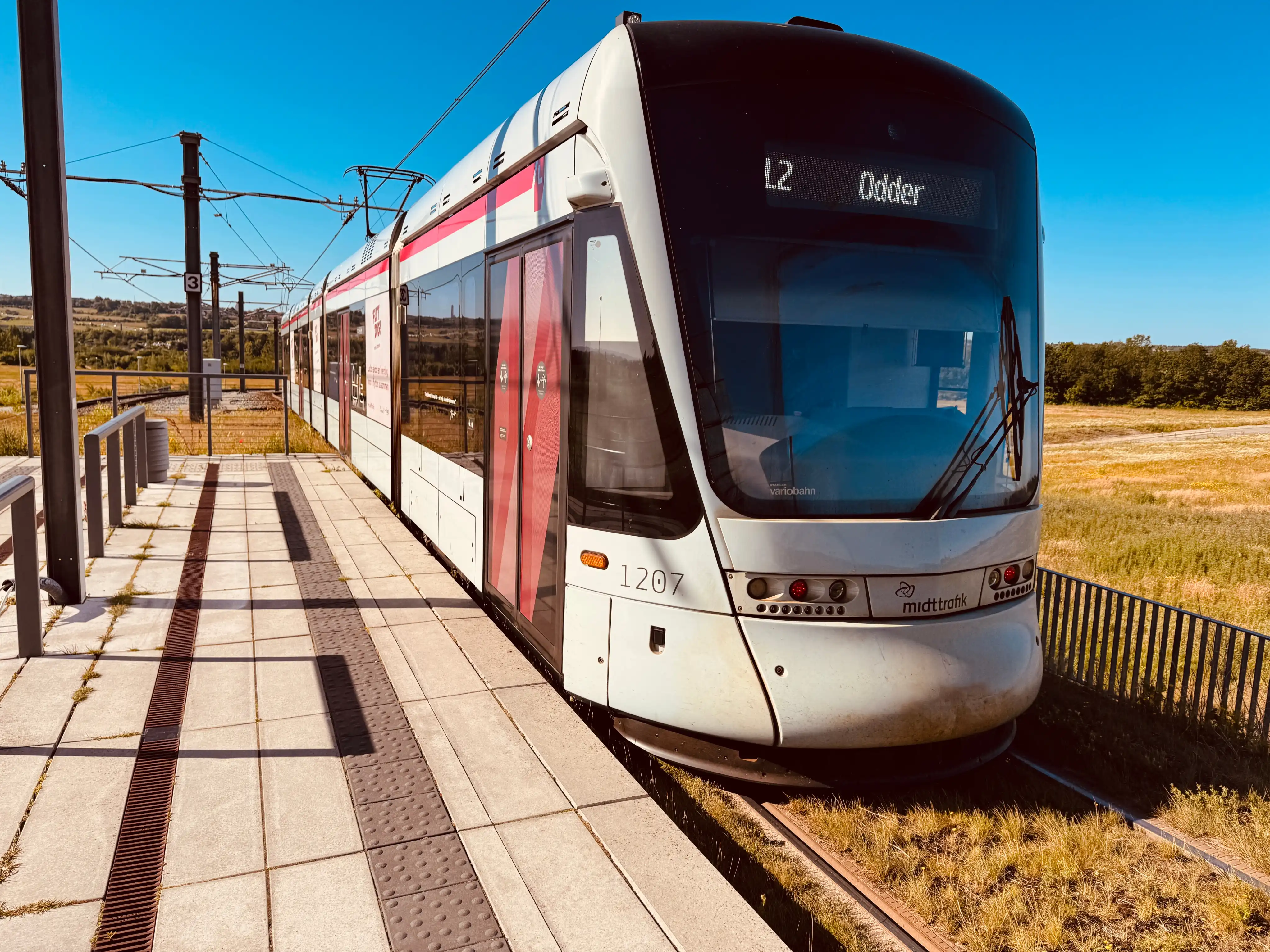 Billede af Aarhus Letbane togsæt 1107 fotograferet ud for Lisbjerg Bygade Letbanestation. Billede af Aarhus Letbane togsæt 1107 fotograferet ud for Lisbjerg Bygade Letbanestation.