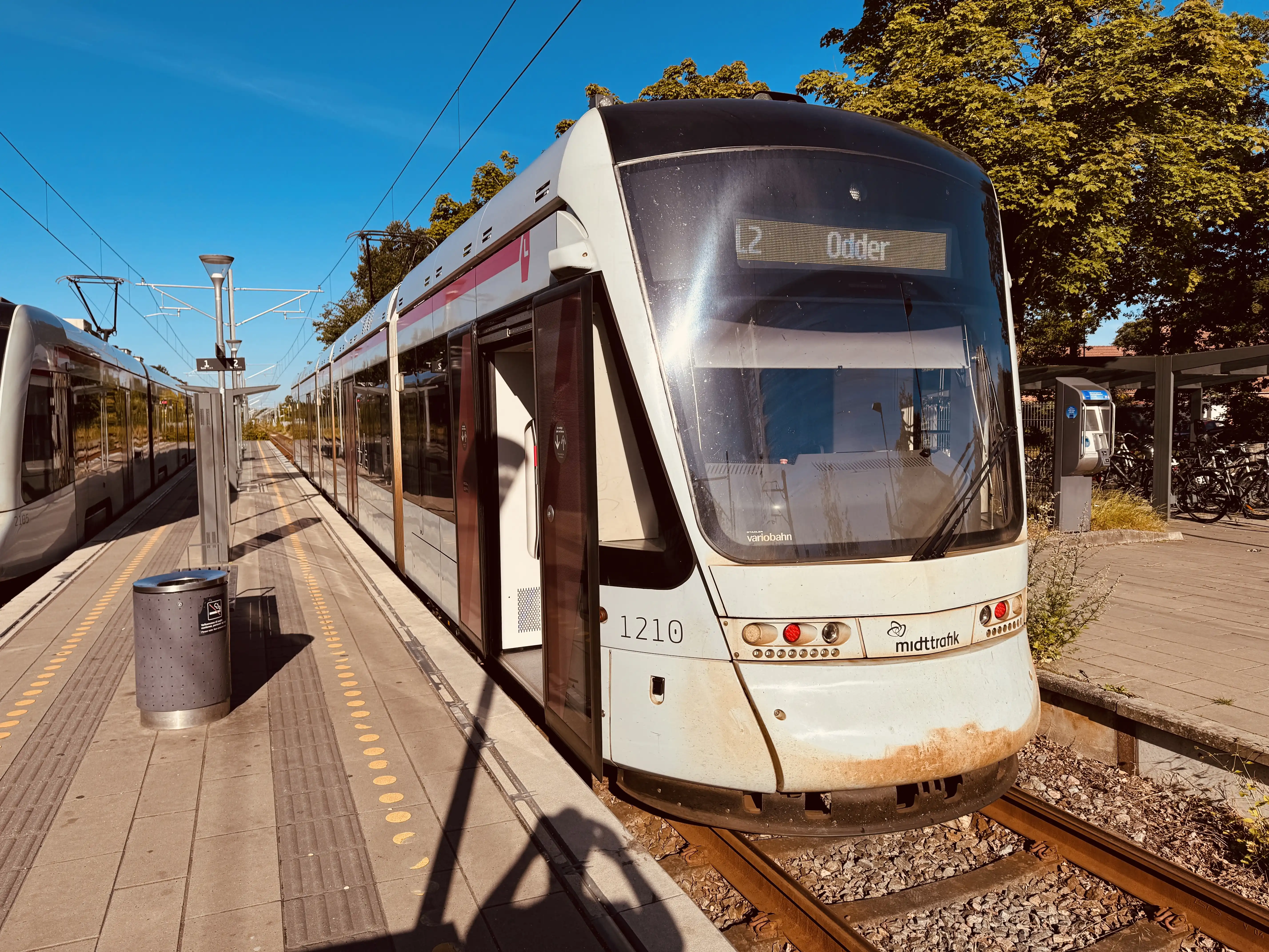 Billede af Aarhus Letbane togsæt 1110 fotograferet ud for Lystrup Letbanestation.