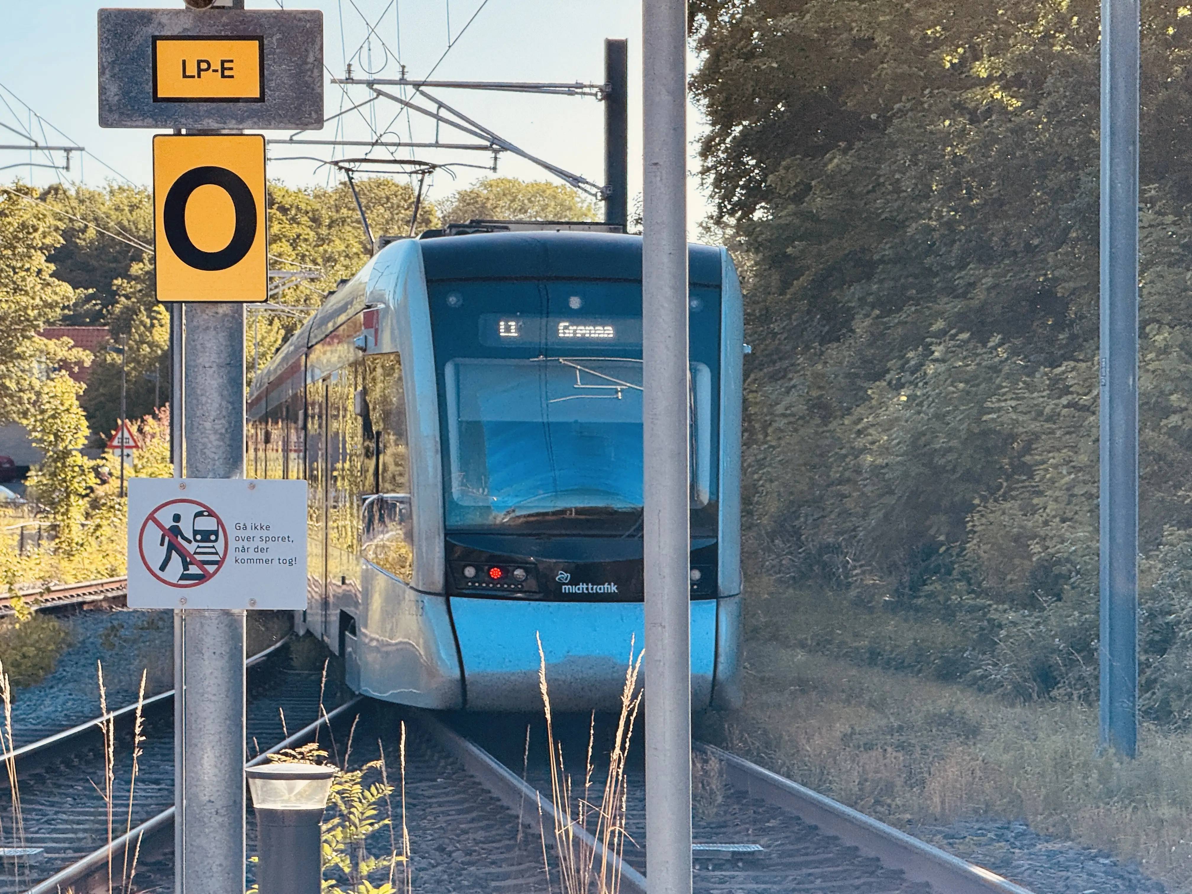 Billede af Aarhus Letbane togsæt 2103 fotograferet ud for Lystrup Letbanestation.