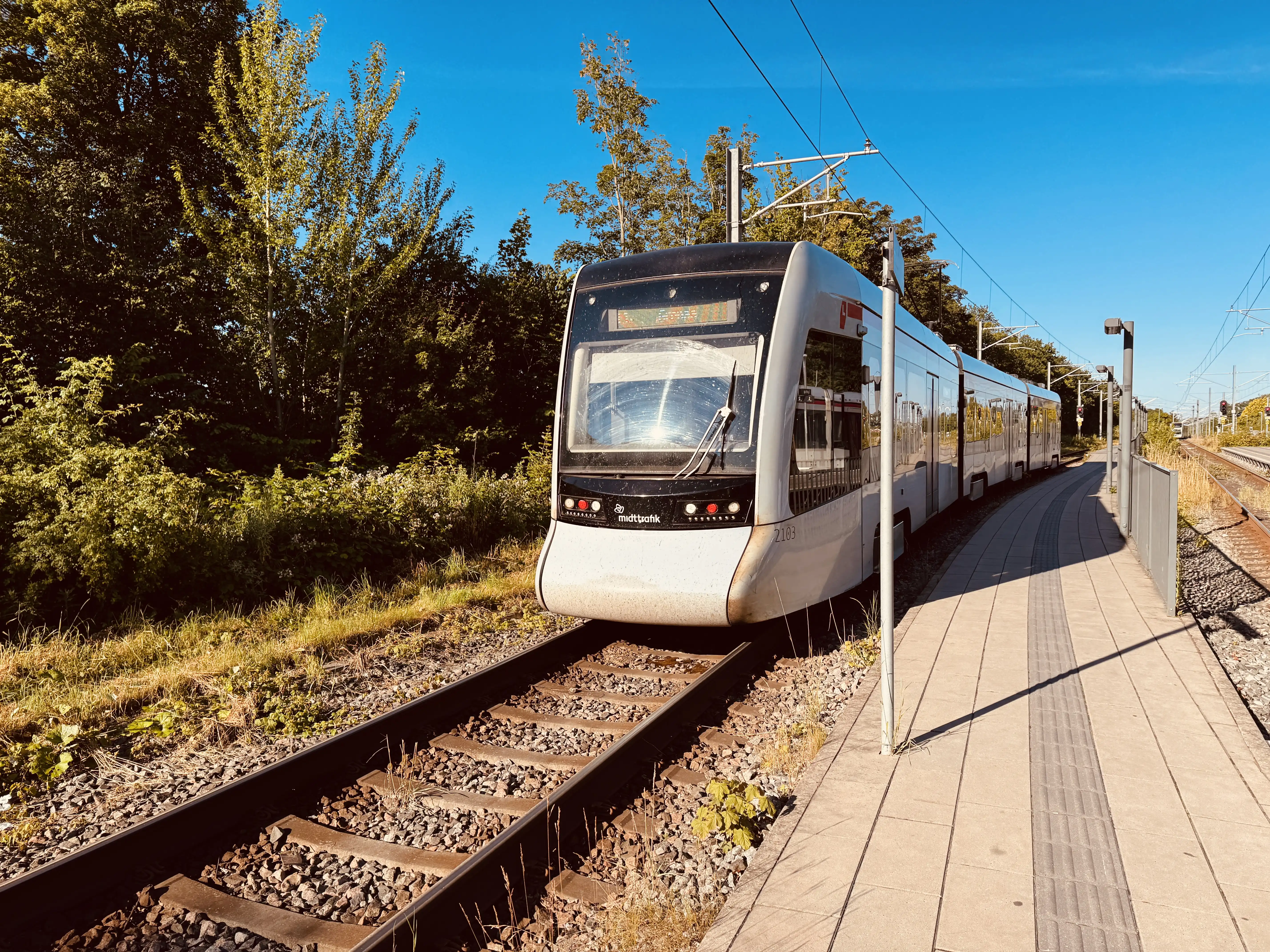 Billede af Aarhus Letbane togsæt 2103 fotograferet ud for Lystrup Letbanestation.