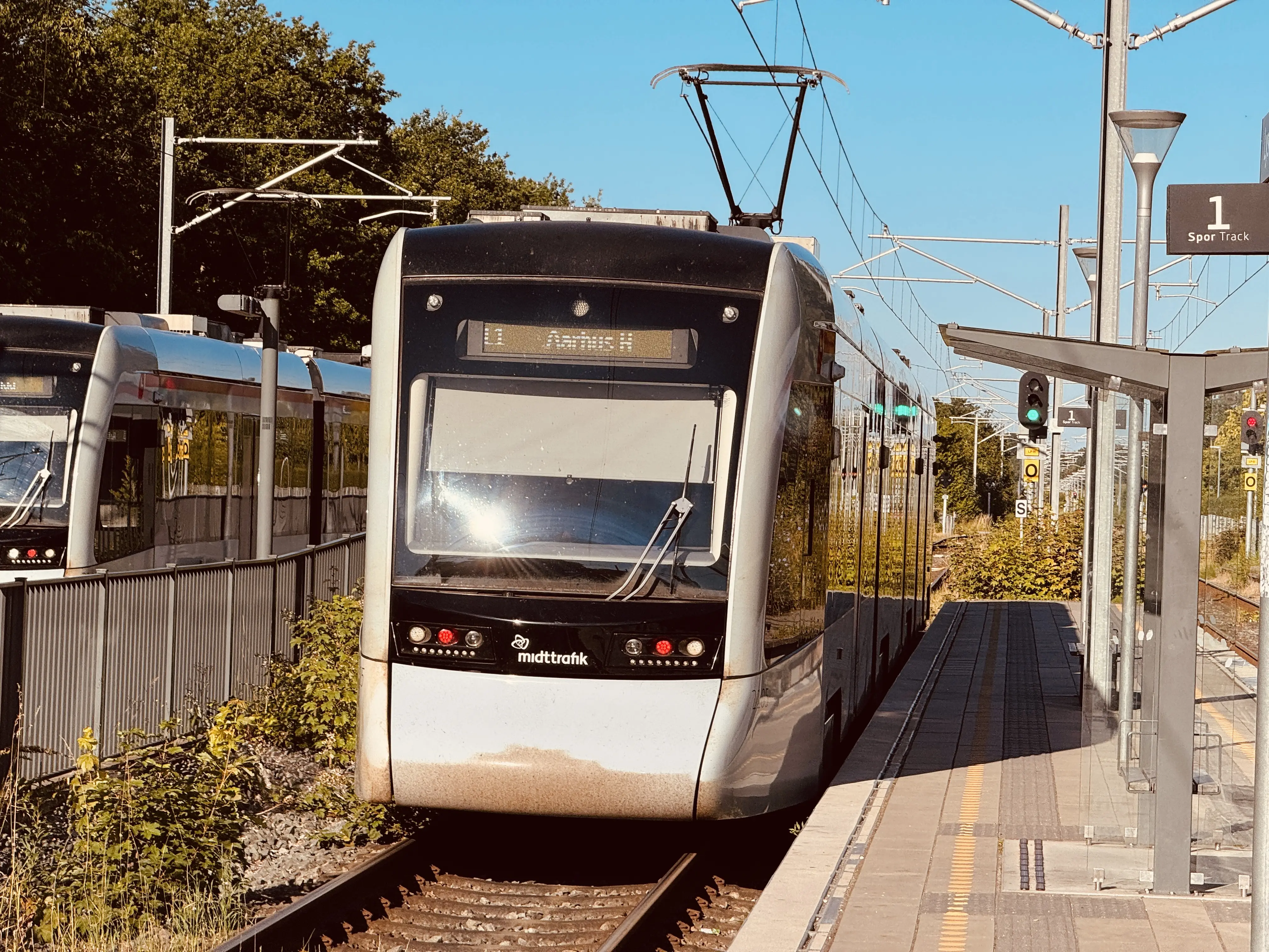 Billede af Aarhus Letbane togsæt 2105 fotograferet ud for Lystrup Letbanestation.