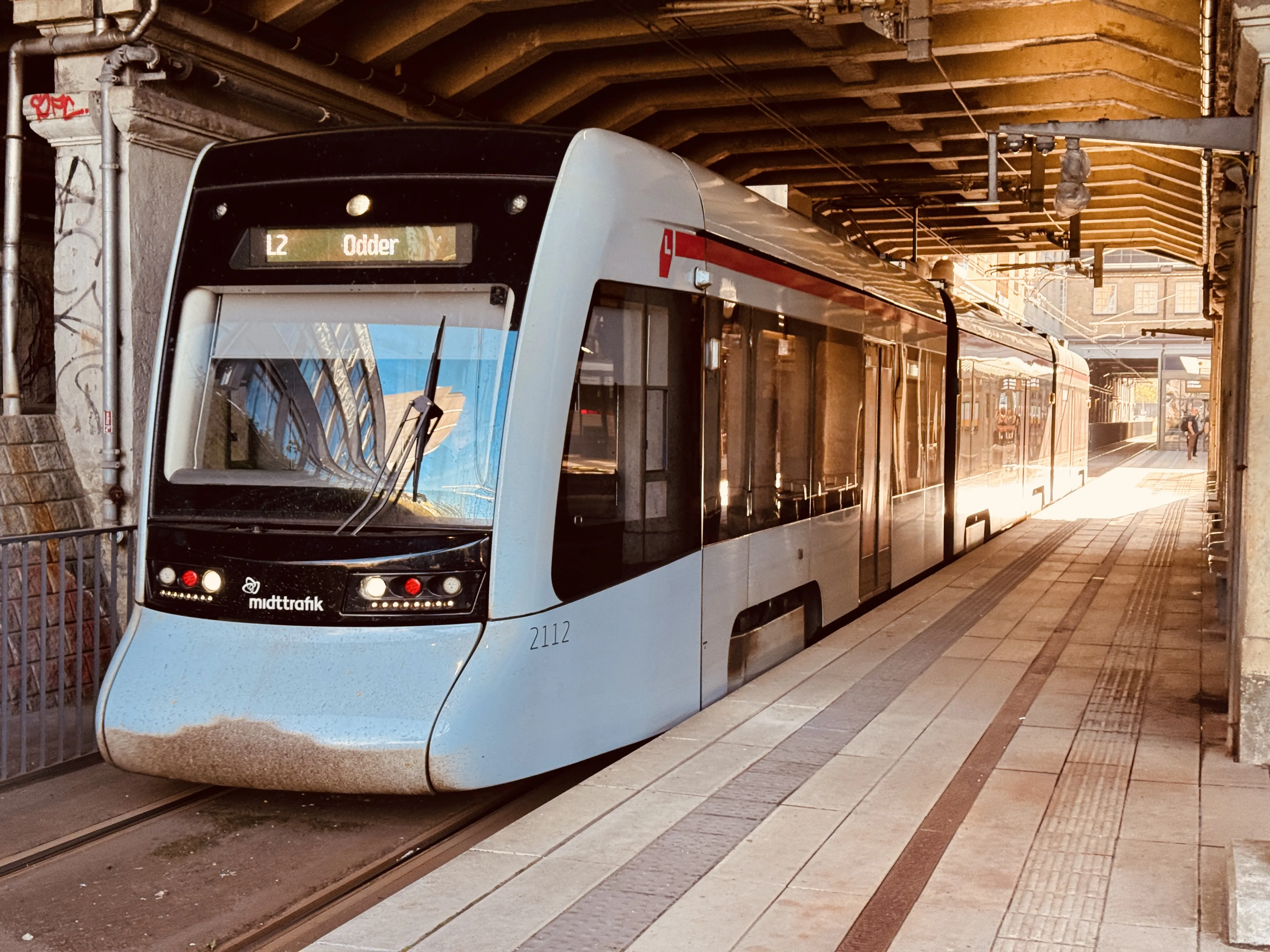 Billede af Aarhus Letbane togsæt 2112 fotograferet ud for Aarhus Hovedbanegård.