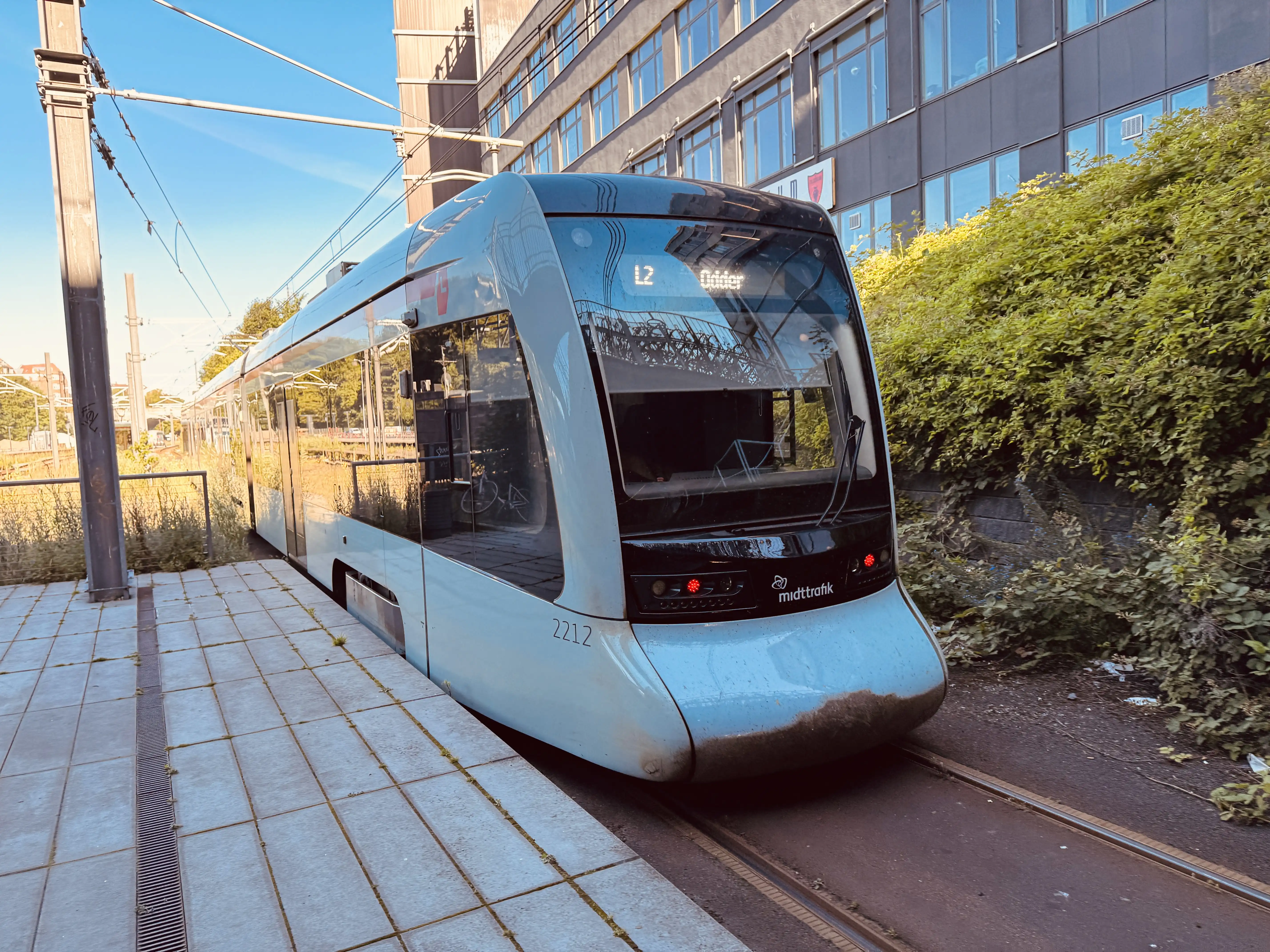 Billede af Aarhus Letbane togsæt 2112 fotograferet ud for Aarhus Hovedbanegård.