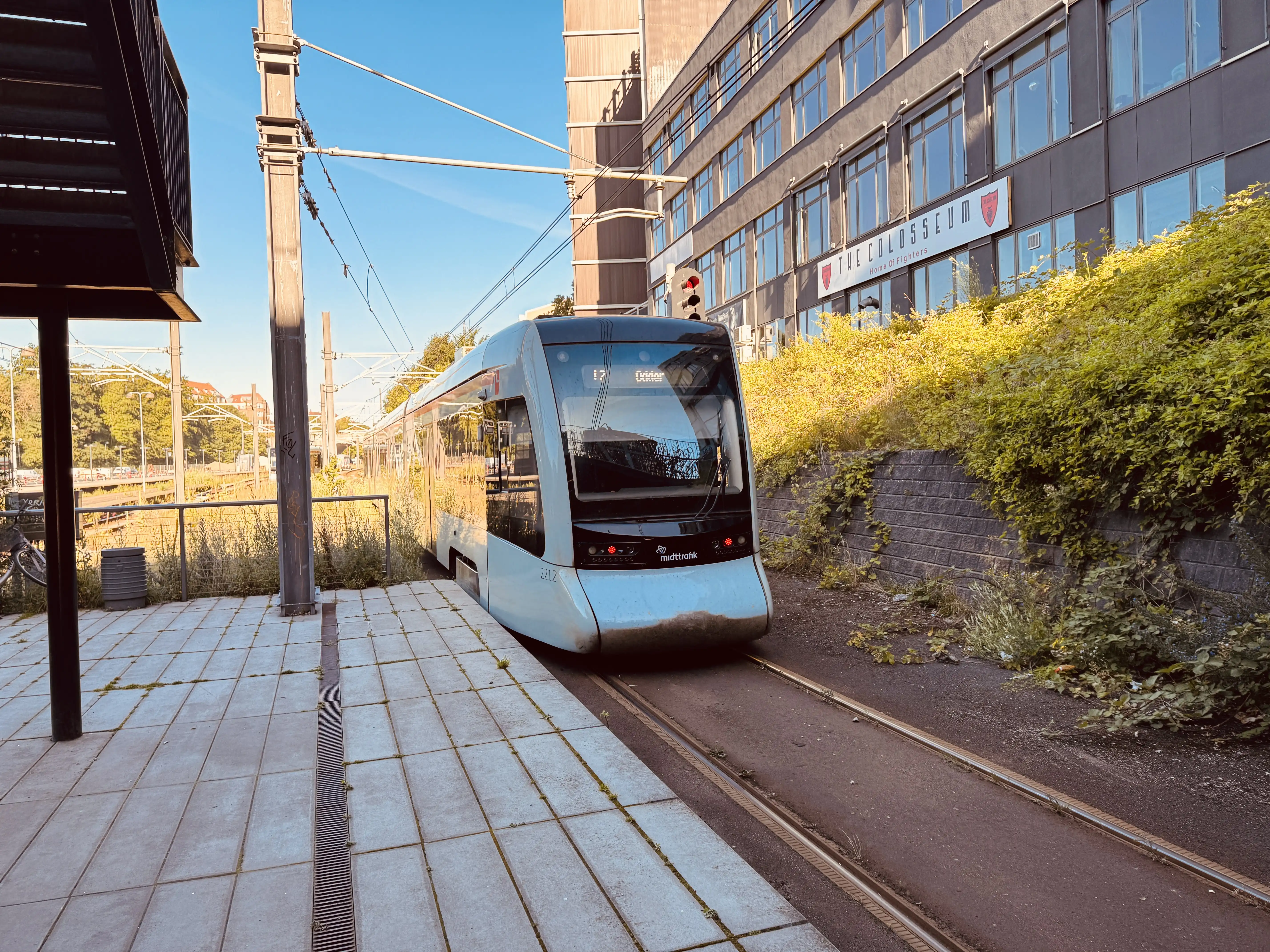 Billede af Aarhus Letbane togsæt 2112 fotograferet ud for Aarhus Hovedbanegård.