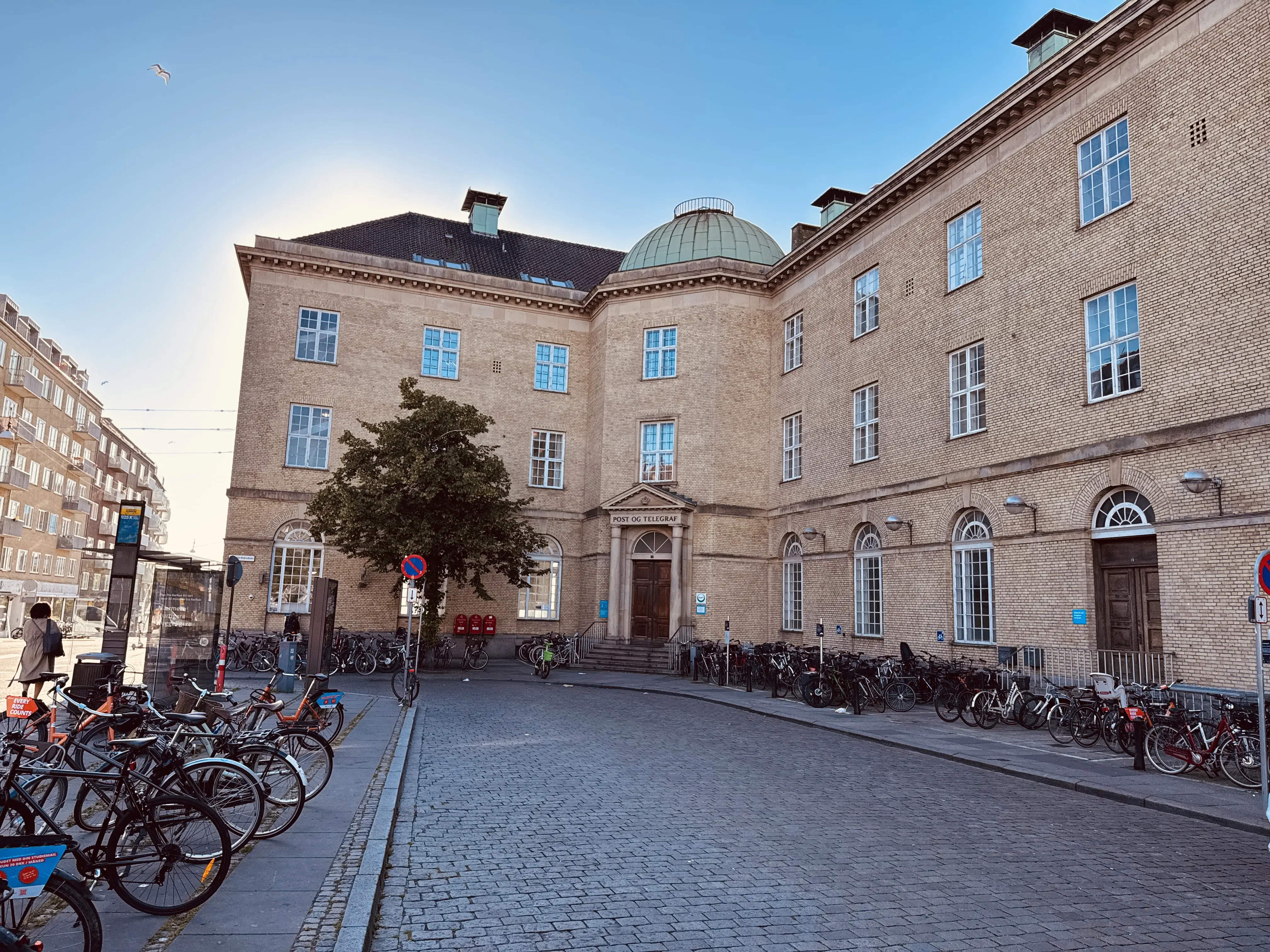 Billede af Post- og telegrafhuset ved Aarhus Hovedbanegård.