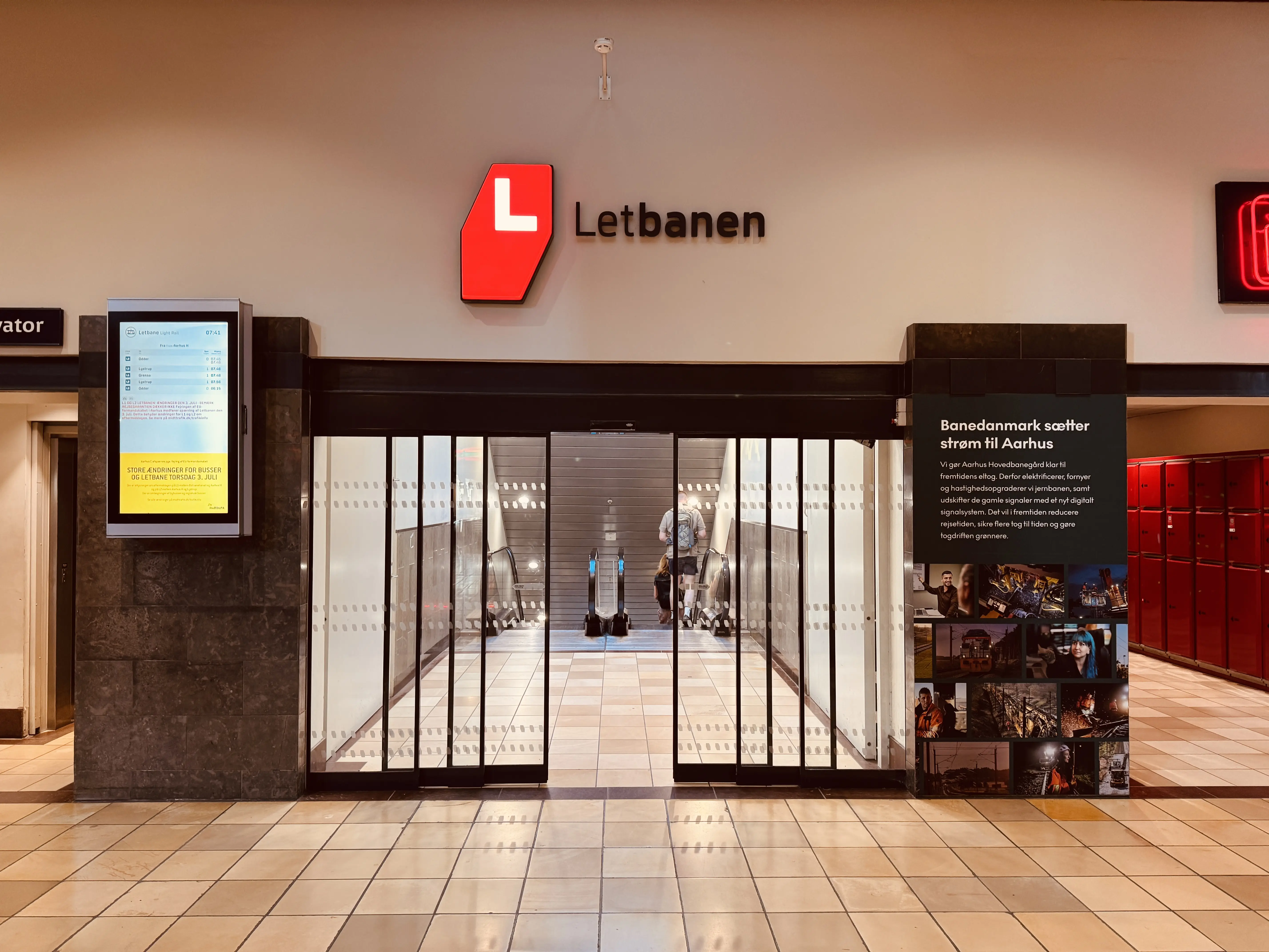 Billede af nedgangen til Letbaneperronen på Aarhus Hovedbanegård.