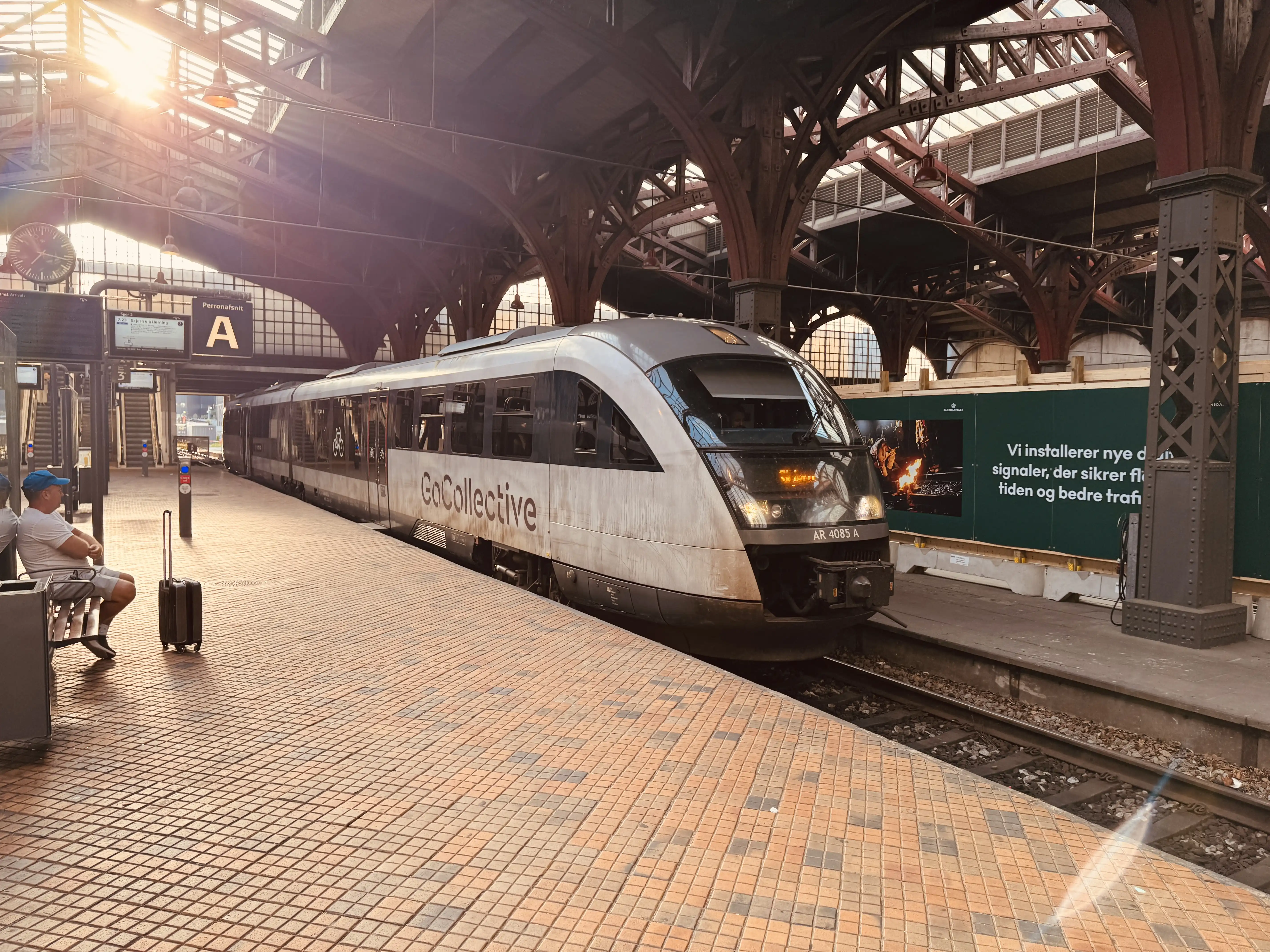 Billede af GoCollective AR 4085, tidligere DSB MQ 4125-4925 fotograferet ud for Aarhus Hovedbanegård.